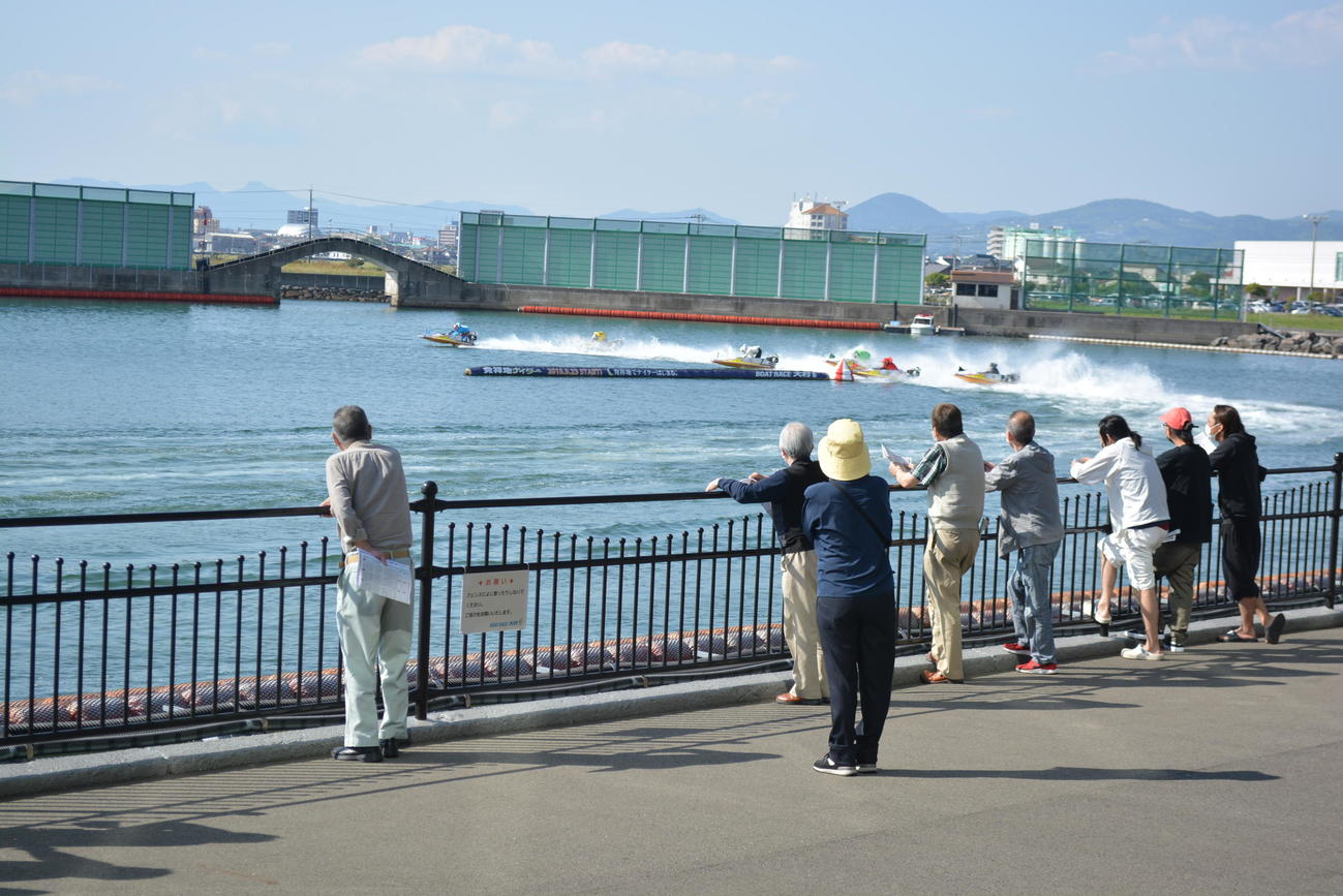 約3カ月ぶりのレース観戦を楽しむファンら
