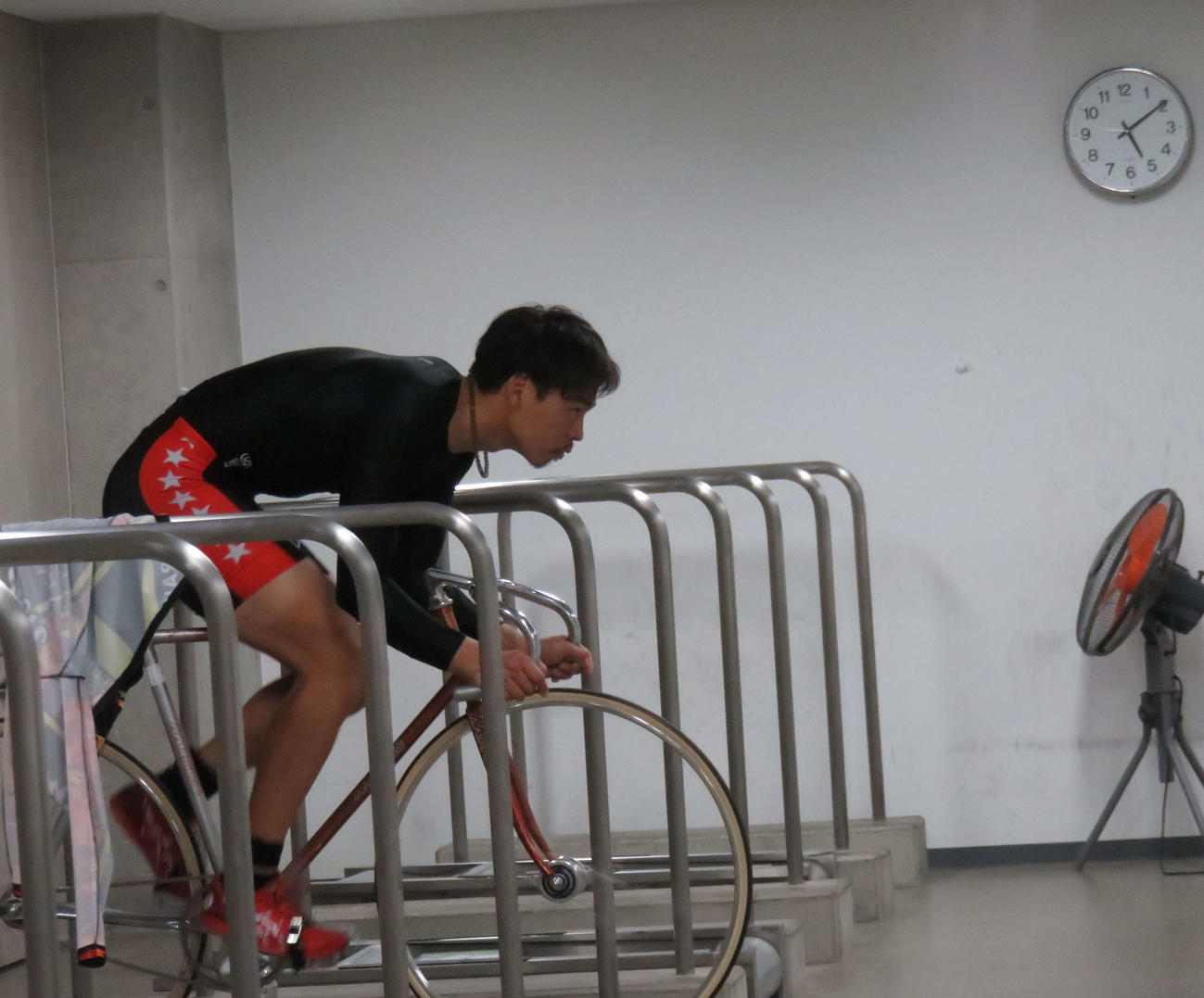 宇都宮競輪　浅井康太が優勝者インタビューを終えてから乗車フォームをチェックする