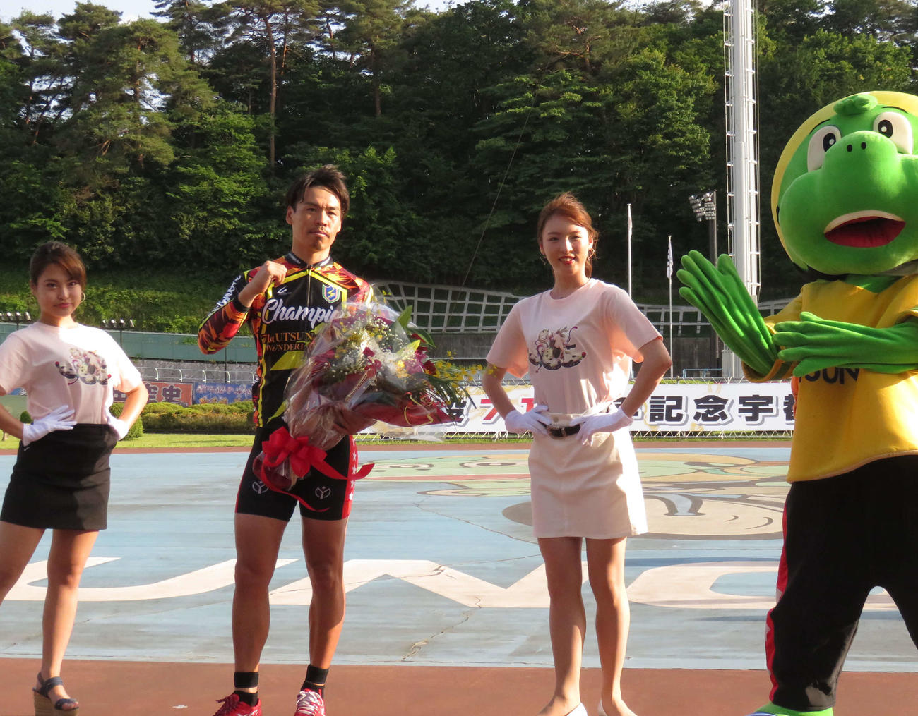 宇都宮競輪　浅井康太（左から2人目）が表彰式でガッツポーズする