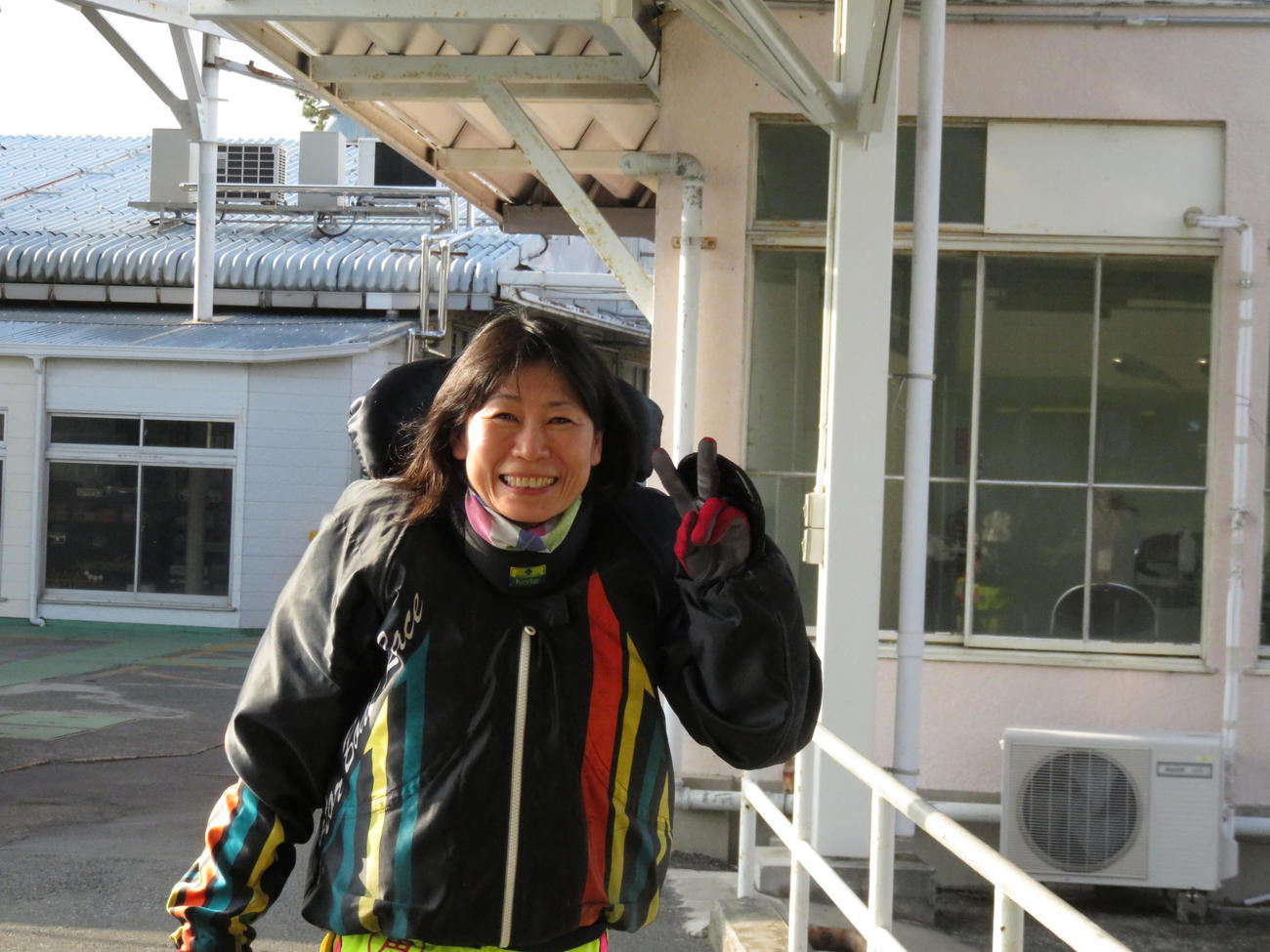 格上に勝ち、Vサインで喜ぶ角ひとみ