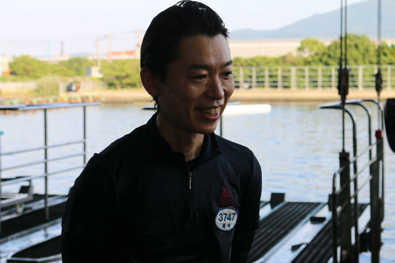 5Rで逃げて通算1500勝目を達成した国崎良春は、水神祭後のインタビューで笑顔を見せる