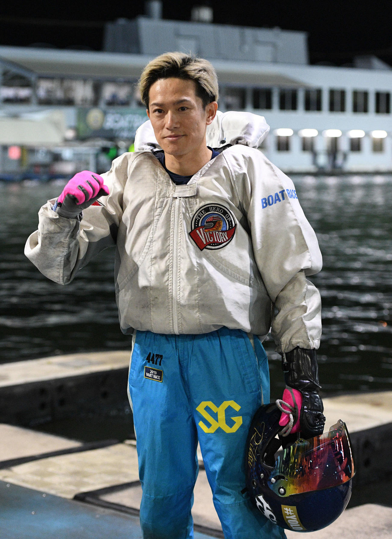 ガッツポーズの篠崎仁志（撮影・渦原淳）