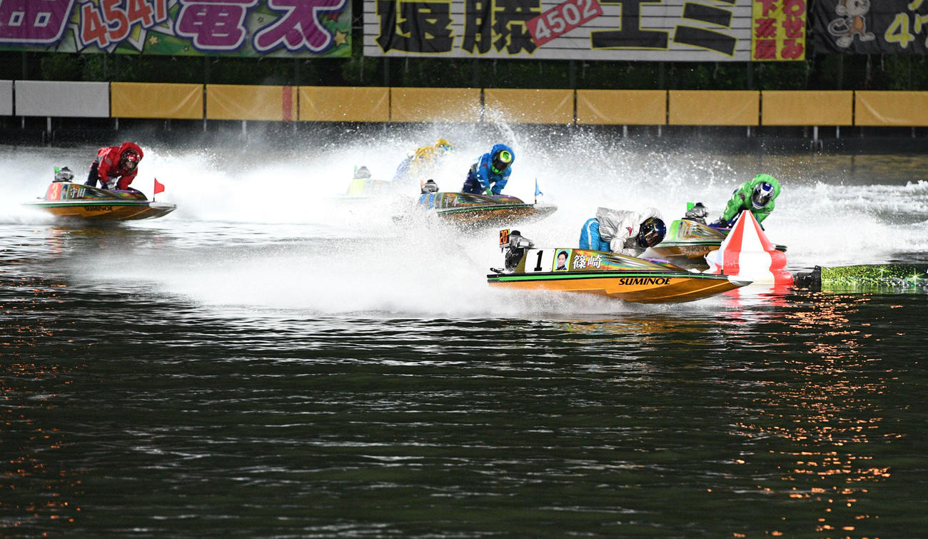 優勝戦1周2M　1着篠崎仁志＜1＞（撮影・渦原淳）
