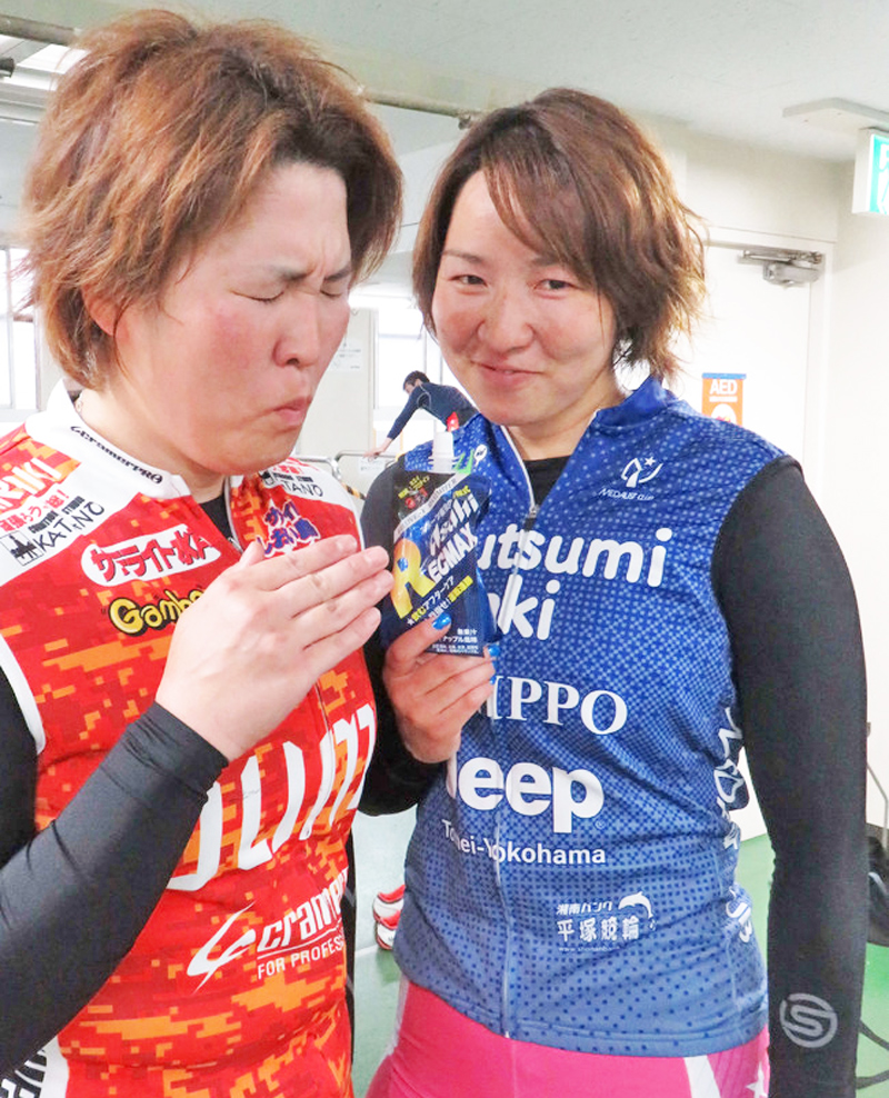 尾崎睦（右）がレース後に加藤恵を励ます