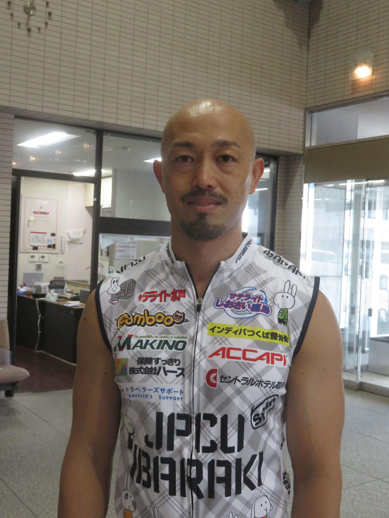 地元の小林圭介が展開不問の突っ込みを見せる
