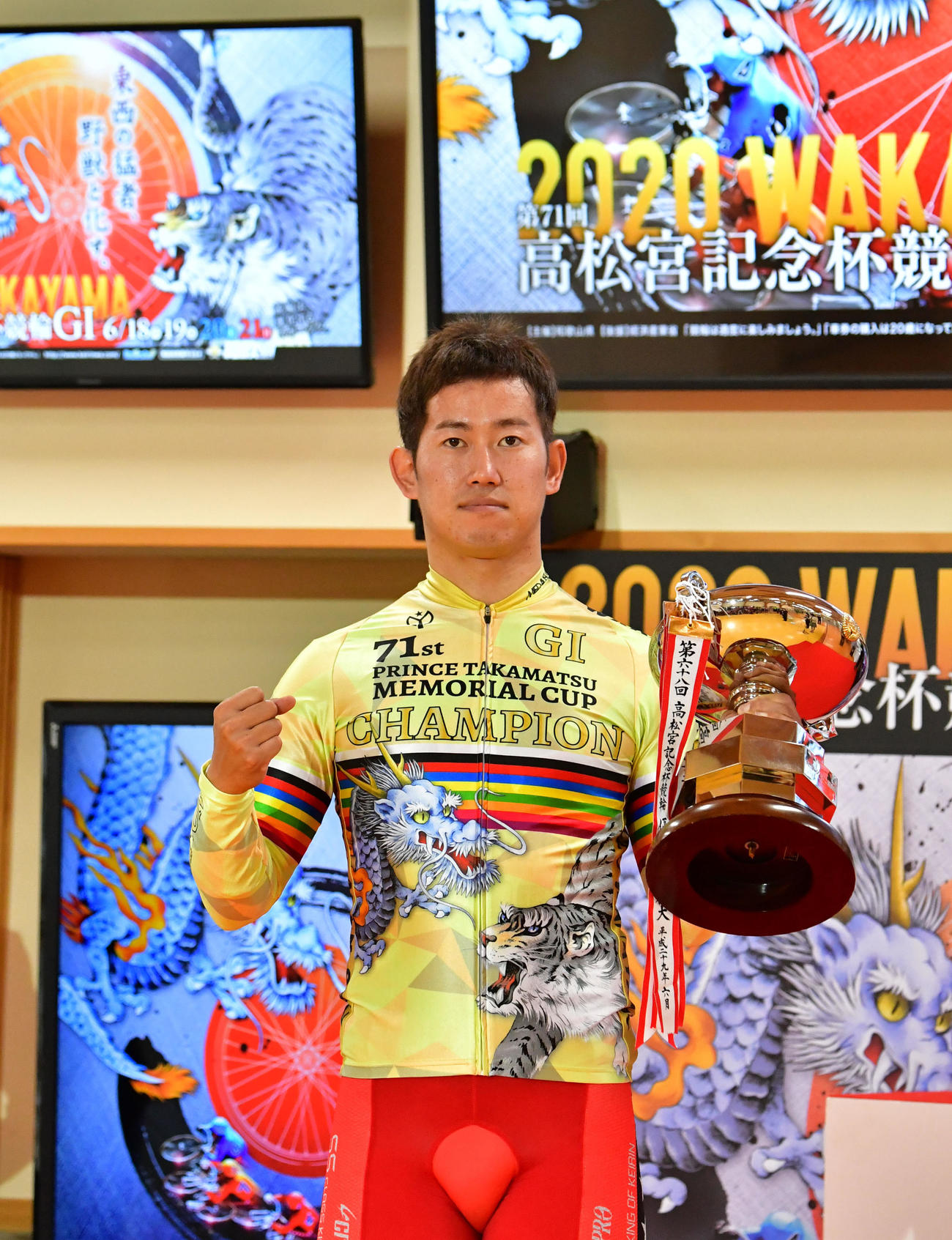 高松宮記念杯23年ぶりの完全優勝を果たし、カップを手にガッツポーズする脇本雄太（撮影・外山鉄司）