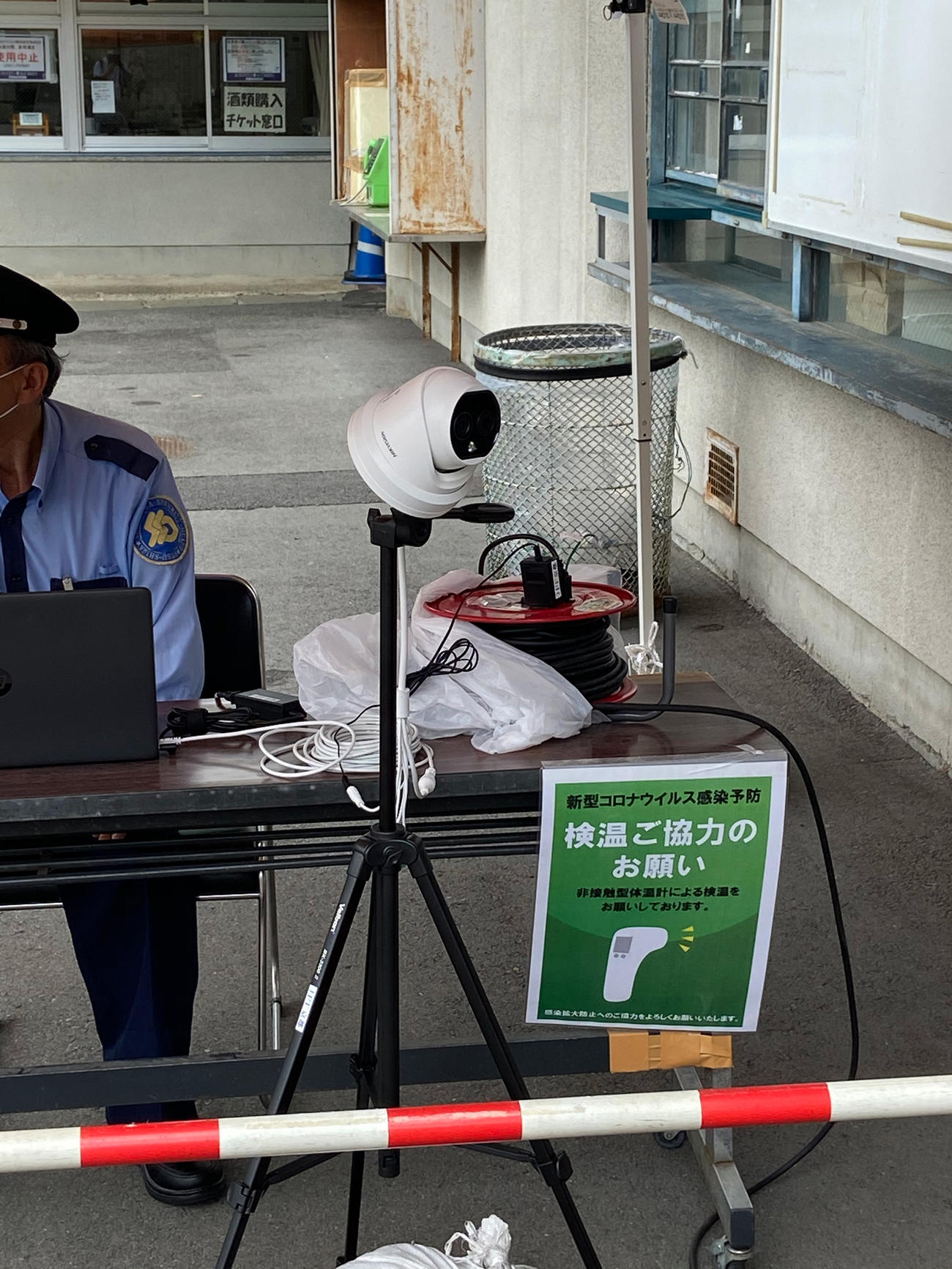 （写真1）入場門を入ってすぐにサーモグラフィーが設置された（撮影・岡田晋）