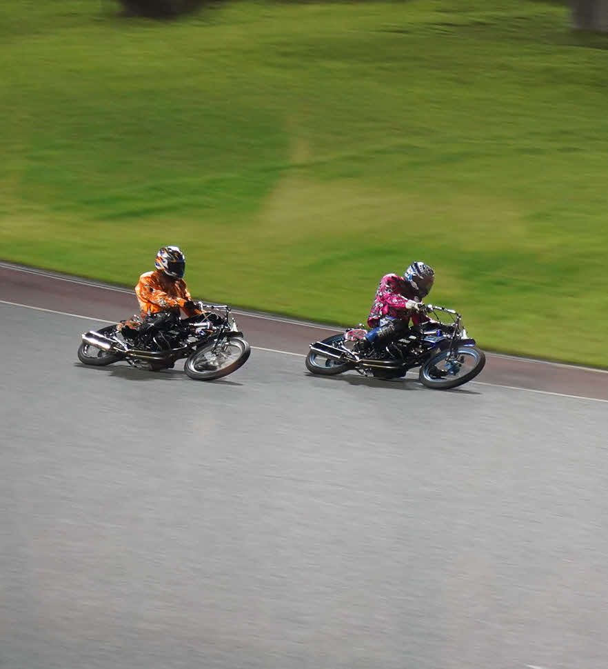 青山周平（右、8号車）が永井大介（7号車）とのデッドヒートを制してV（撮影・木村重成）