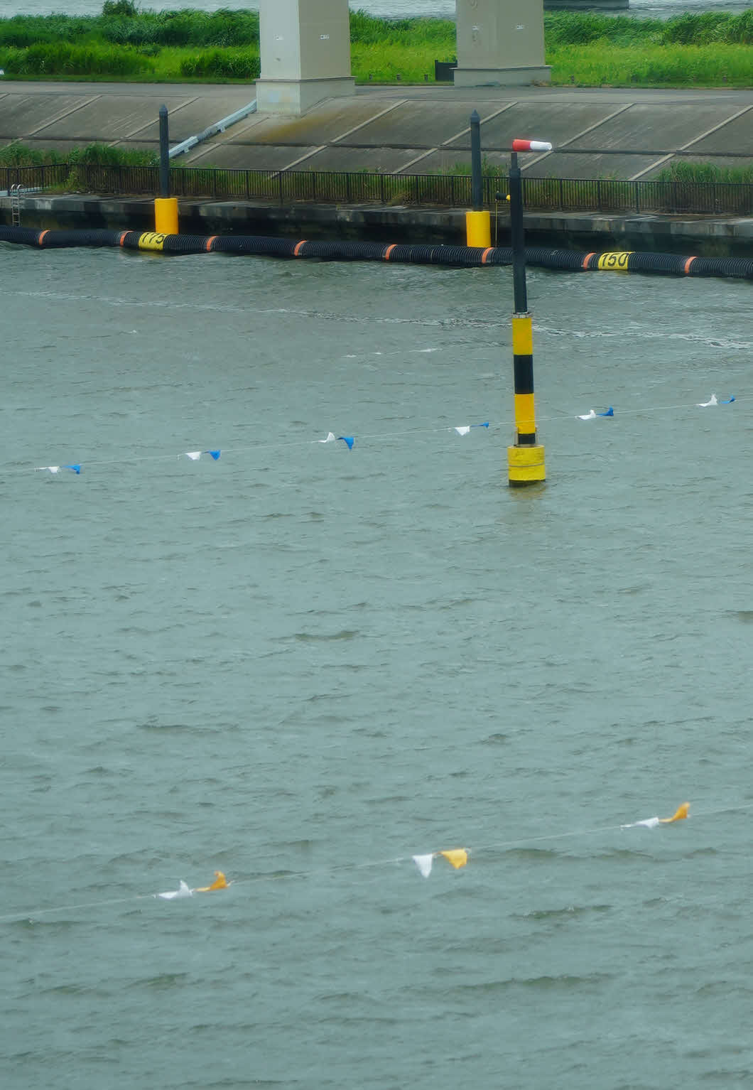 中止順延された江戸川ボートでは吹き流しが強風で大きく流されていた