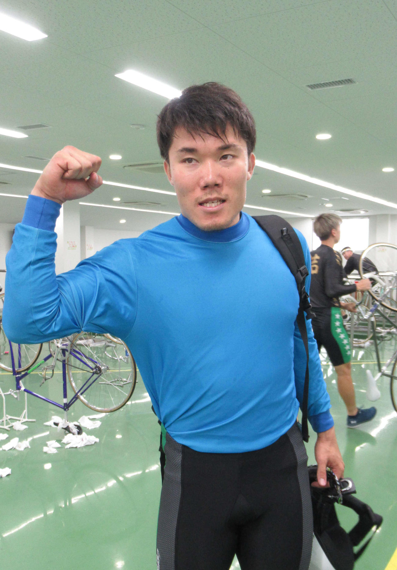 内藤久文が母とも子さんの前で初勝利を挙げてガッツポーズ（撮影・山田敏明）