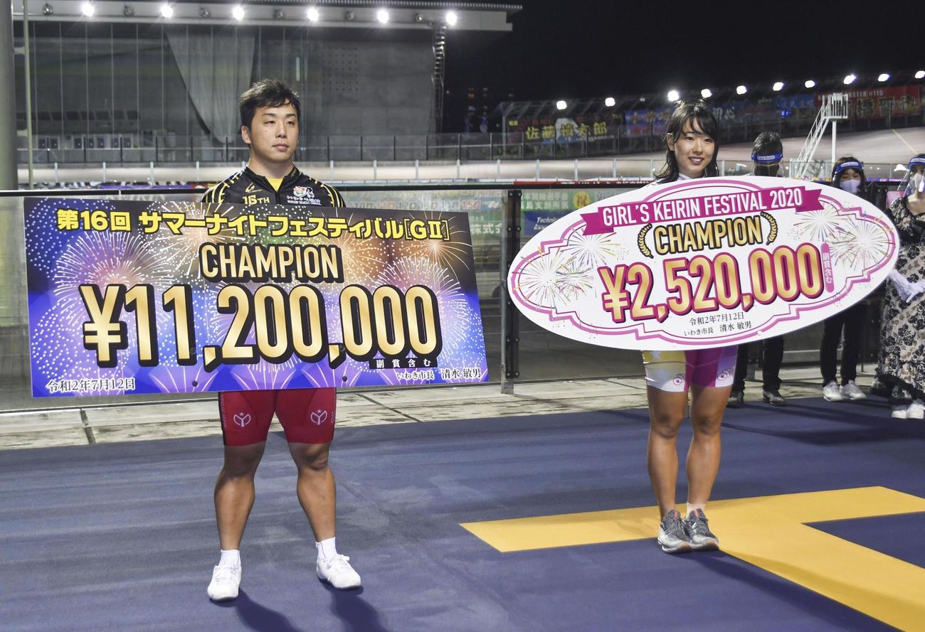 優勝して賞金ボードを手にする清水裕友（左）と高木真備（共同）