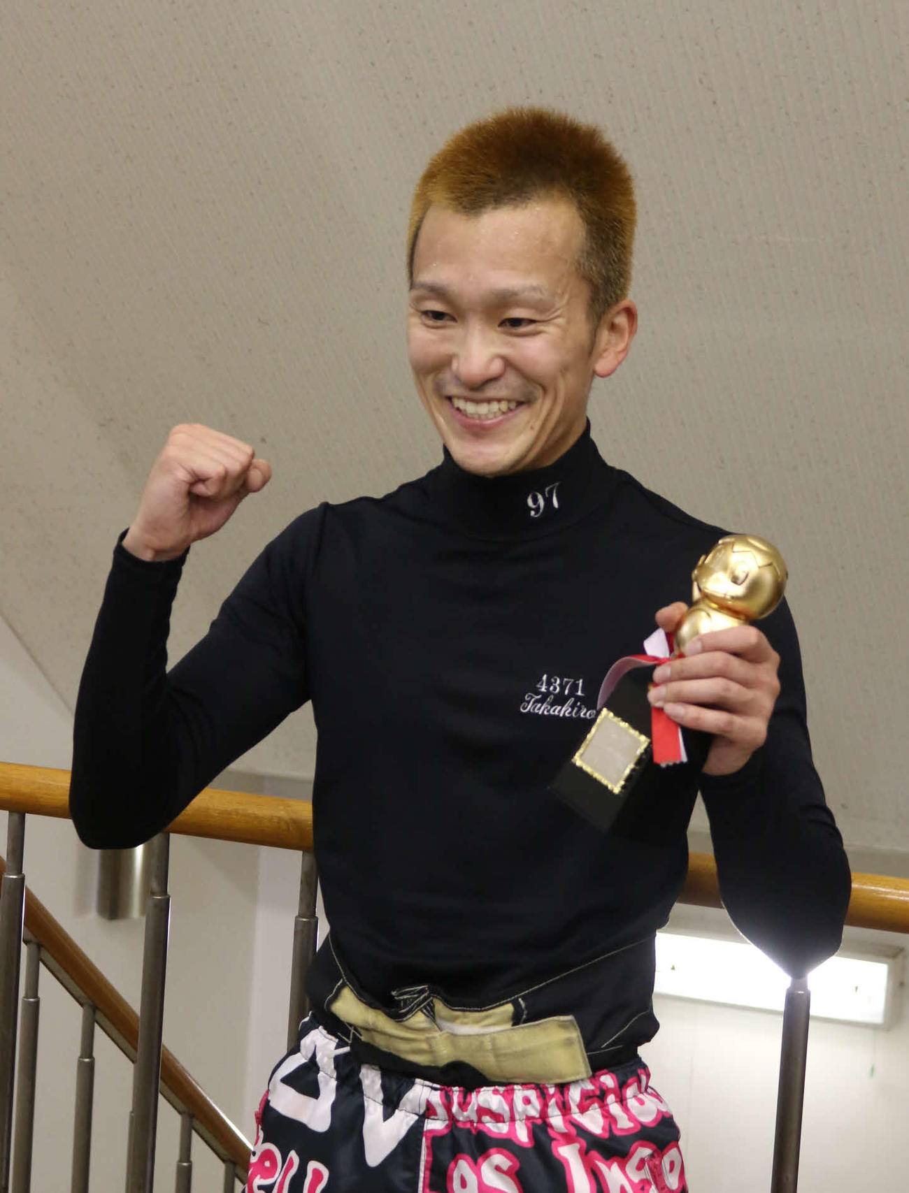 大村に続く連続Vを達成した西山貴浩は笑顔でガッツポーズ