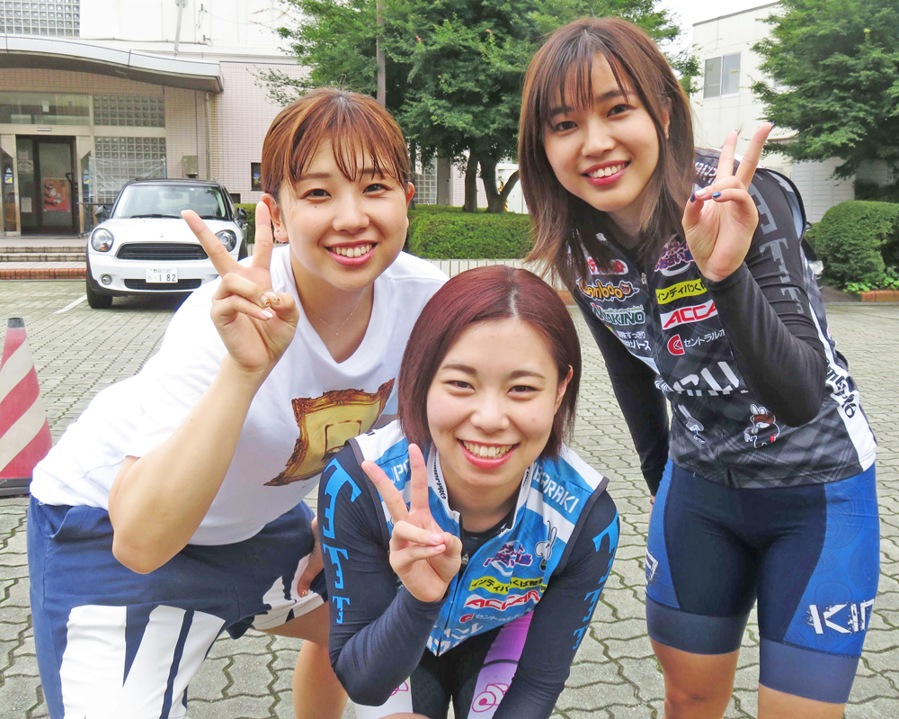 地元3人娘が初のそろい踏み！　右から荒川ひかり、藤谷はるな、岩崎ゆみこ（撮影・栗田文人）