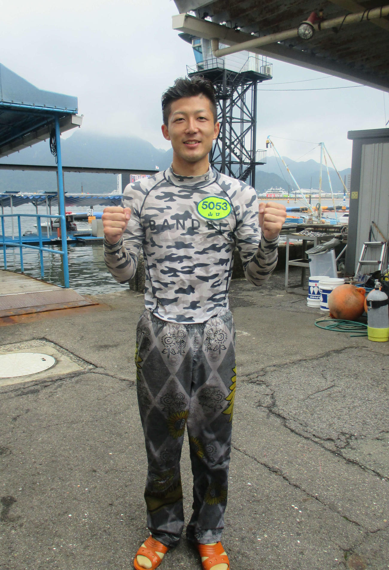 デビュー初勝利を飾った山口広樹は、びしょぬれになりながら笑顔でガッツボーズ（撮影・江崎禎紀）