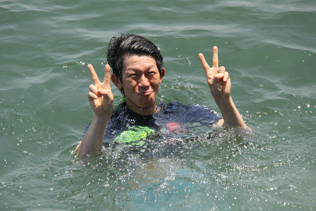 G1初勝利を挙げた吉川貴仁が、水神祭で笑顔のピースサイン（写真提供・ボートレースびわこ）