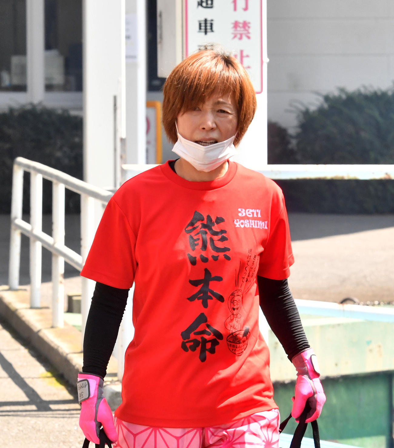 「熊本命」のTシャツを着る岩崎芳美（撮影・柴田隆二）