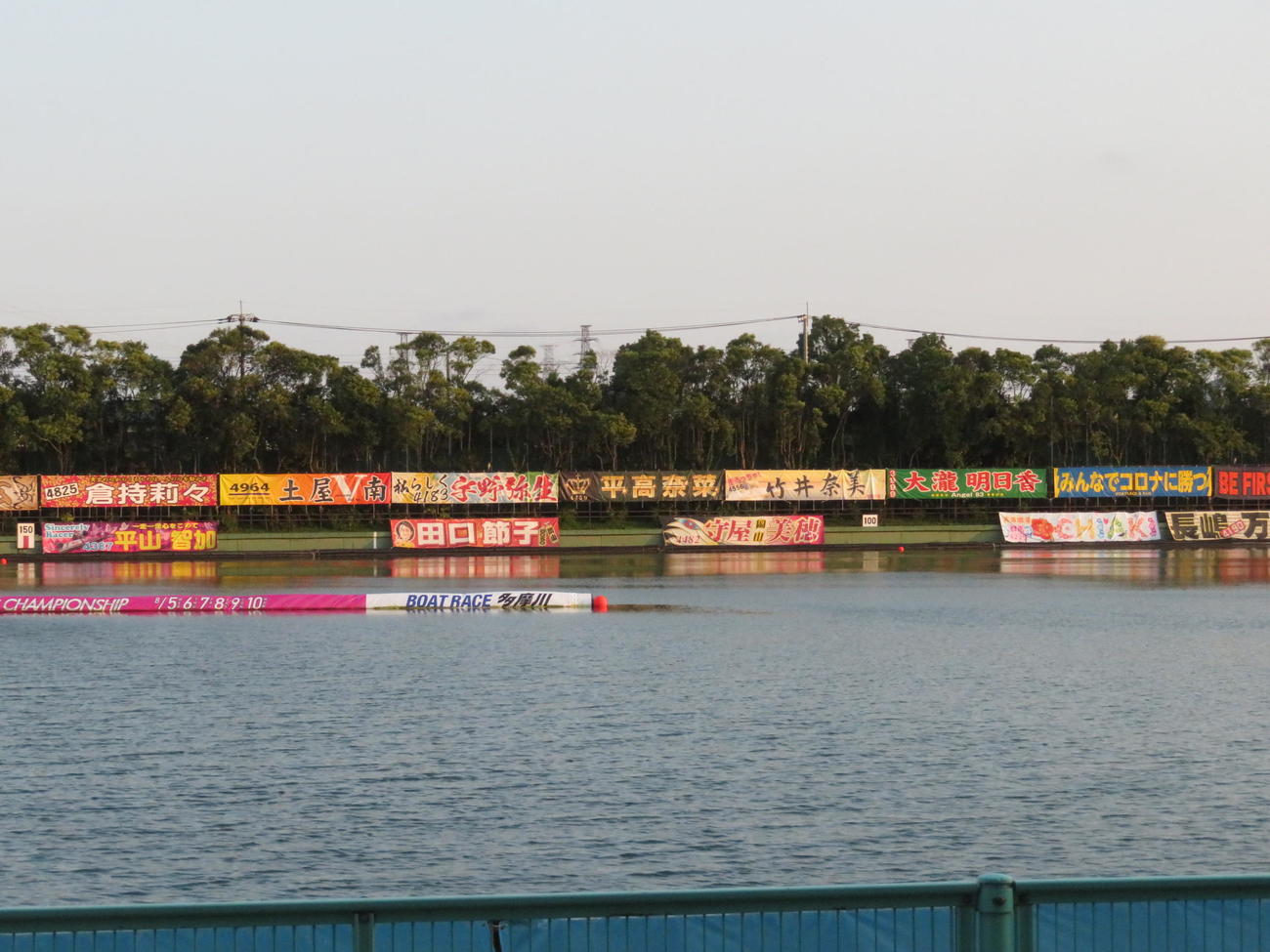多摩川水面の対岸に63枚も掲げられた選手横断幕（撮影・古村亮）