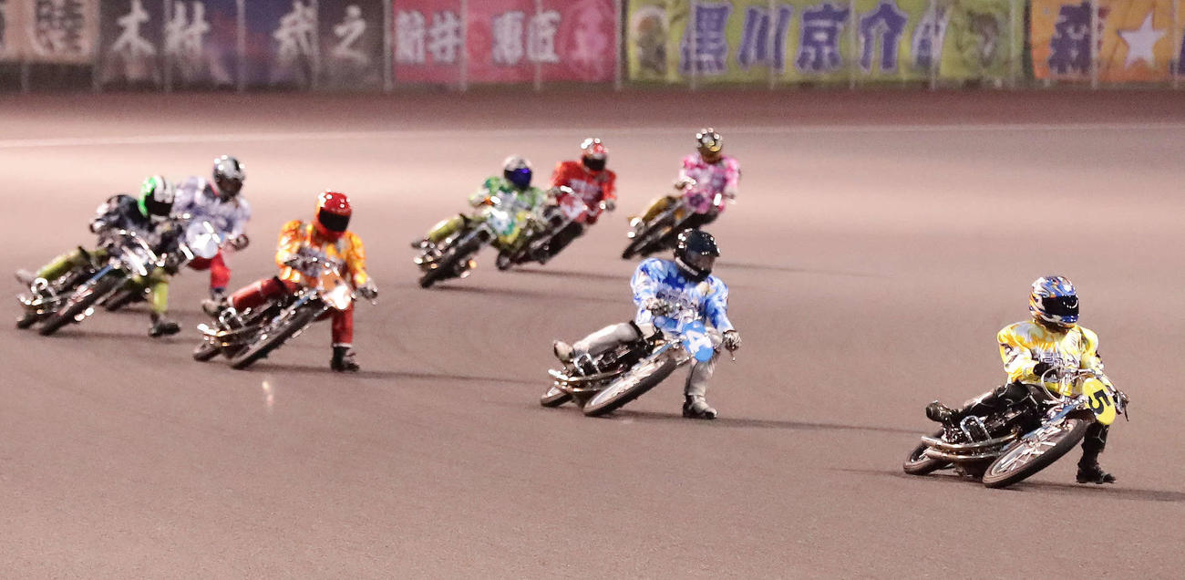 準決9Rを走る高橋貢（右から2番目）