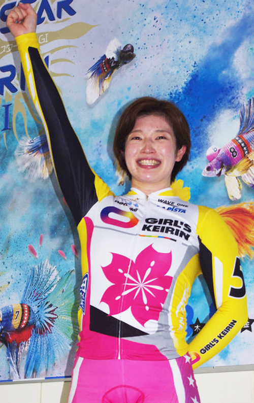 ガールズドリームレースを初制覇してガッツポーズする石井貴子