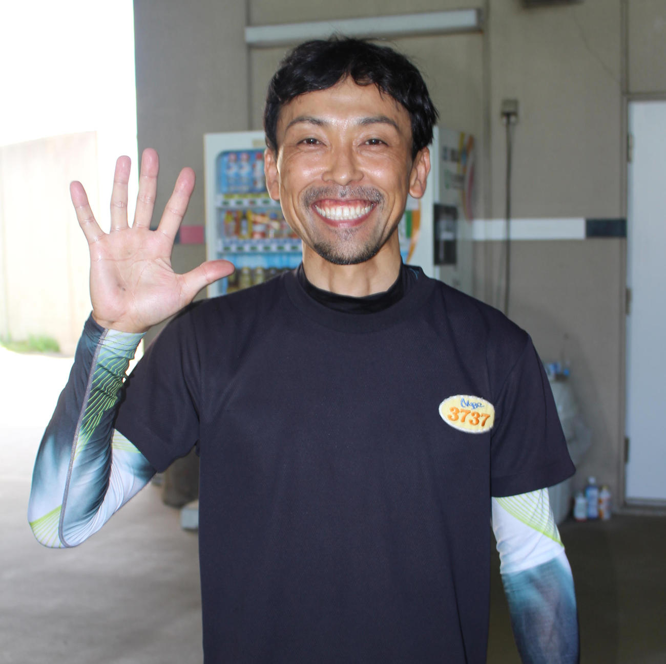 今年3回目の優勝を徳山ボートで飾った上平真二。YouTubeでおなじみのポーズのリクエストに応える