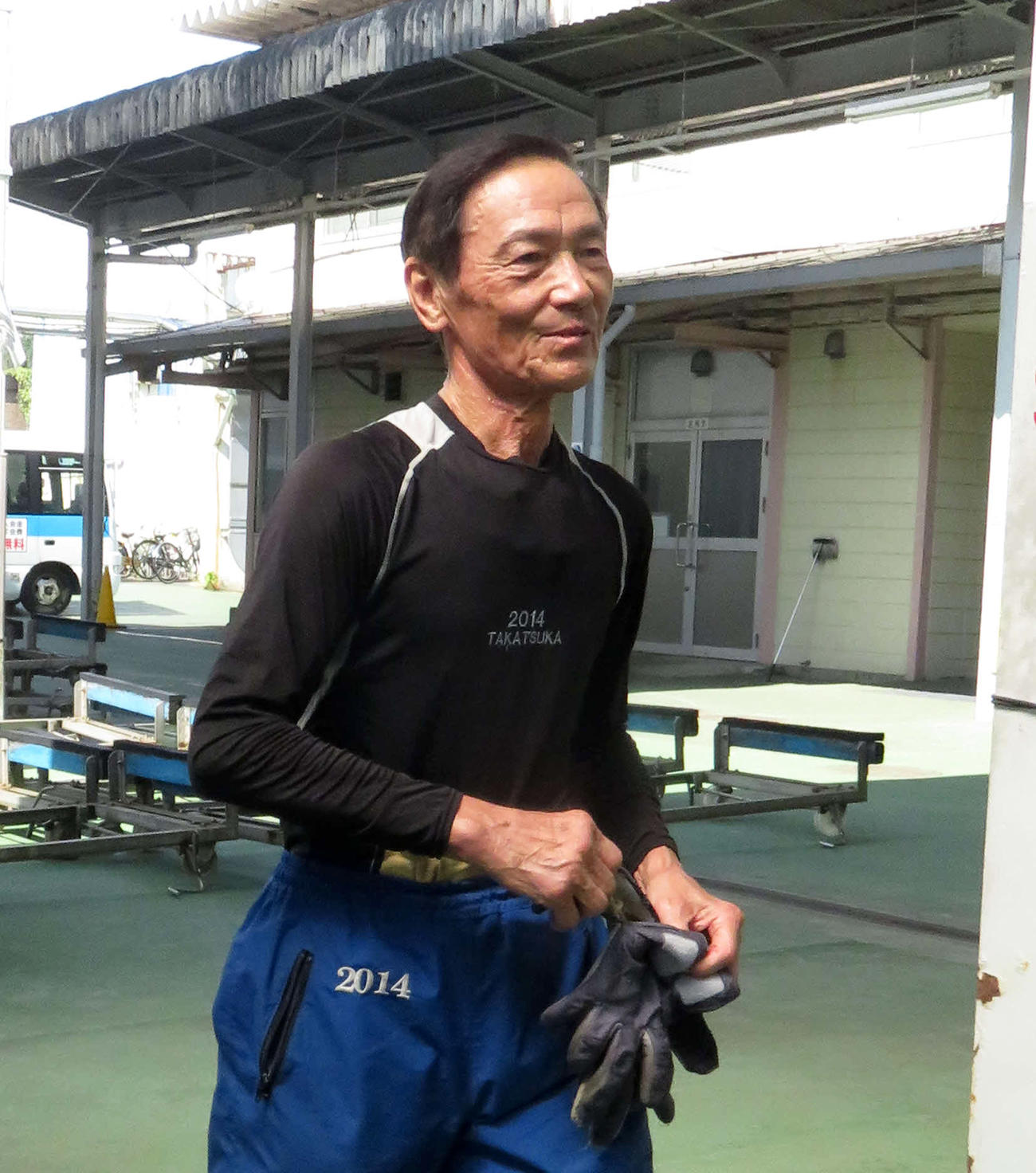 軽い足取りで整備室に向かう高塚清一（撮影・野島成浩）