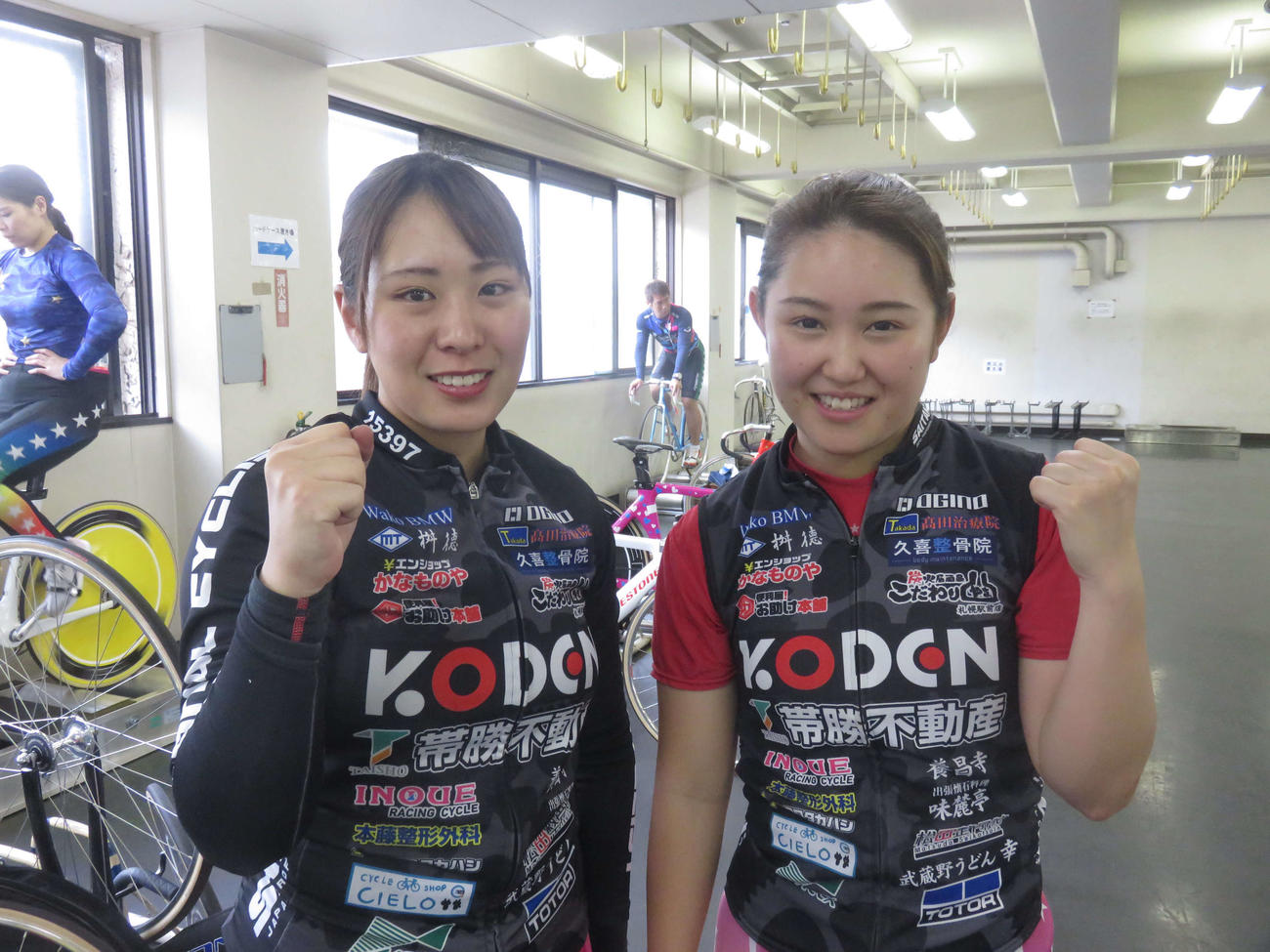 そろって地元で初の決勝進出を決めた新井美菜（左）と藤田まりあ