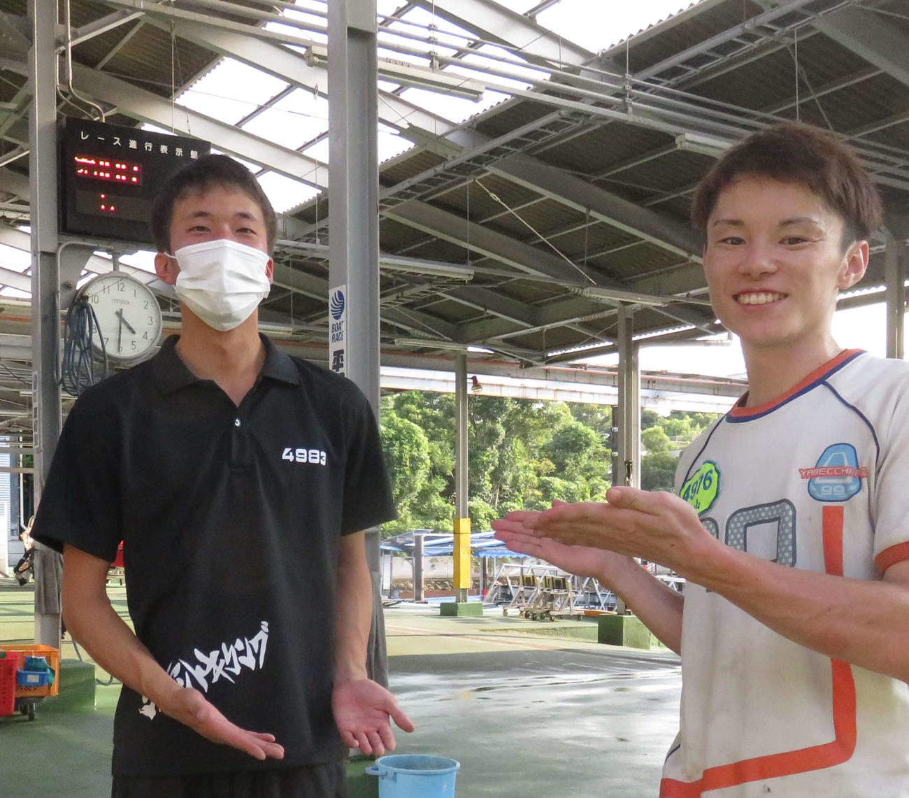 前田篤哉（左）と同期の金山立樹