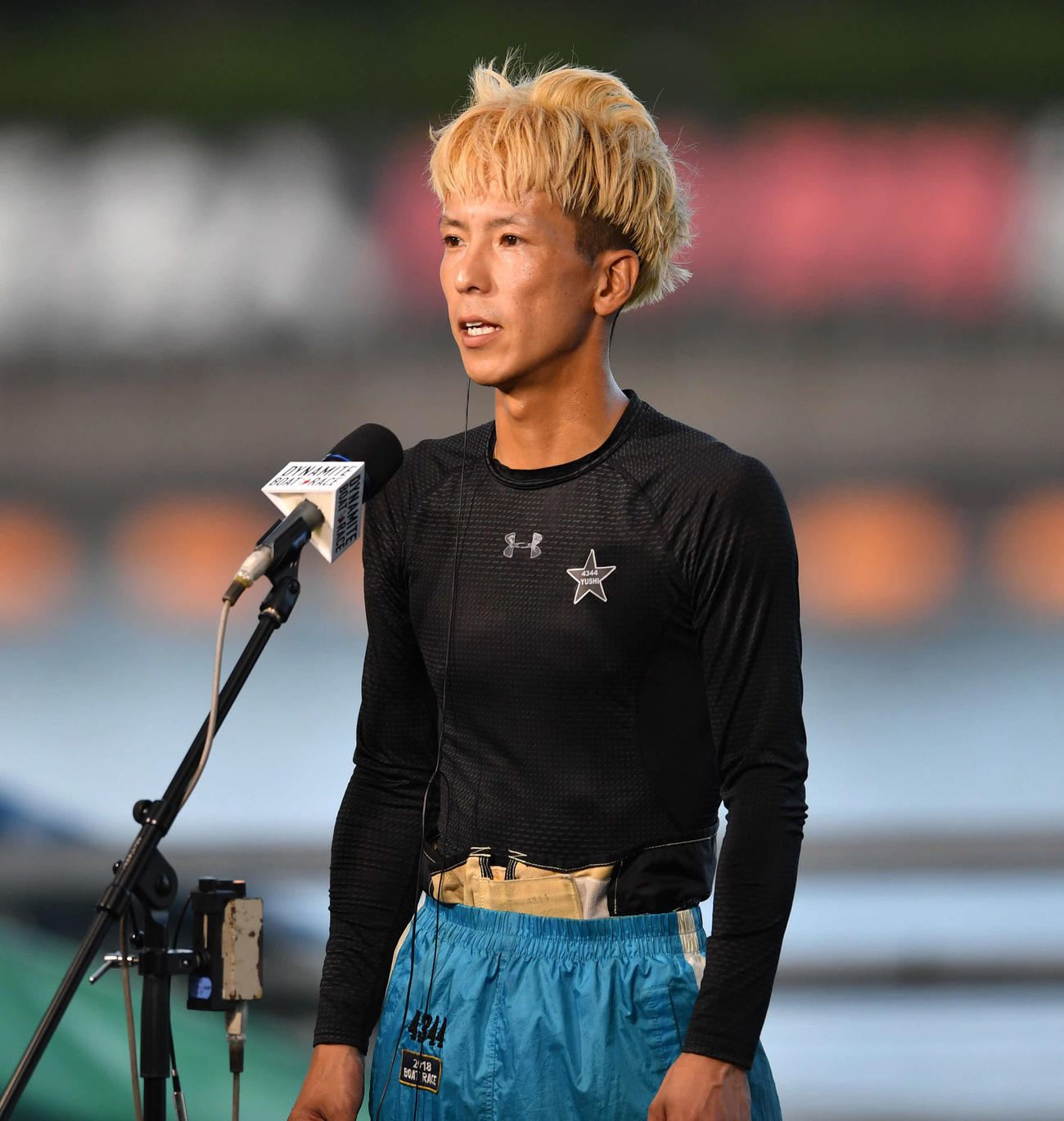 8Rの勝利インタビューを受ける新田雄史（撮影・岩下翔太）