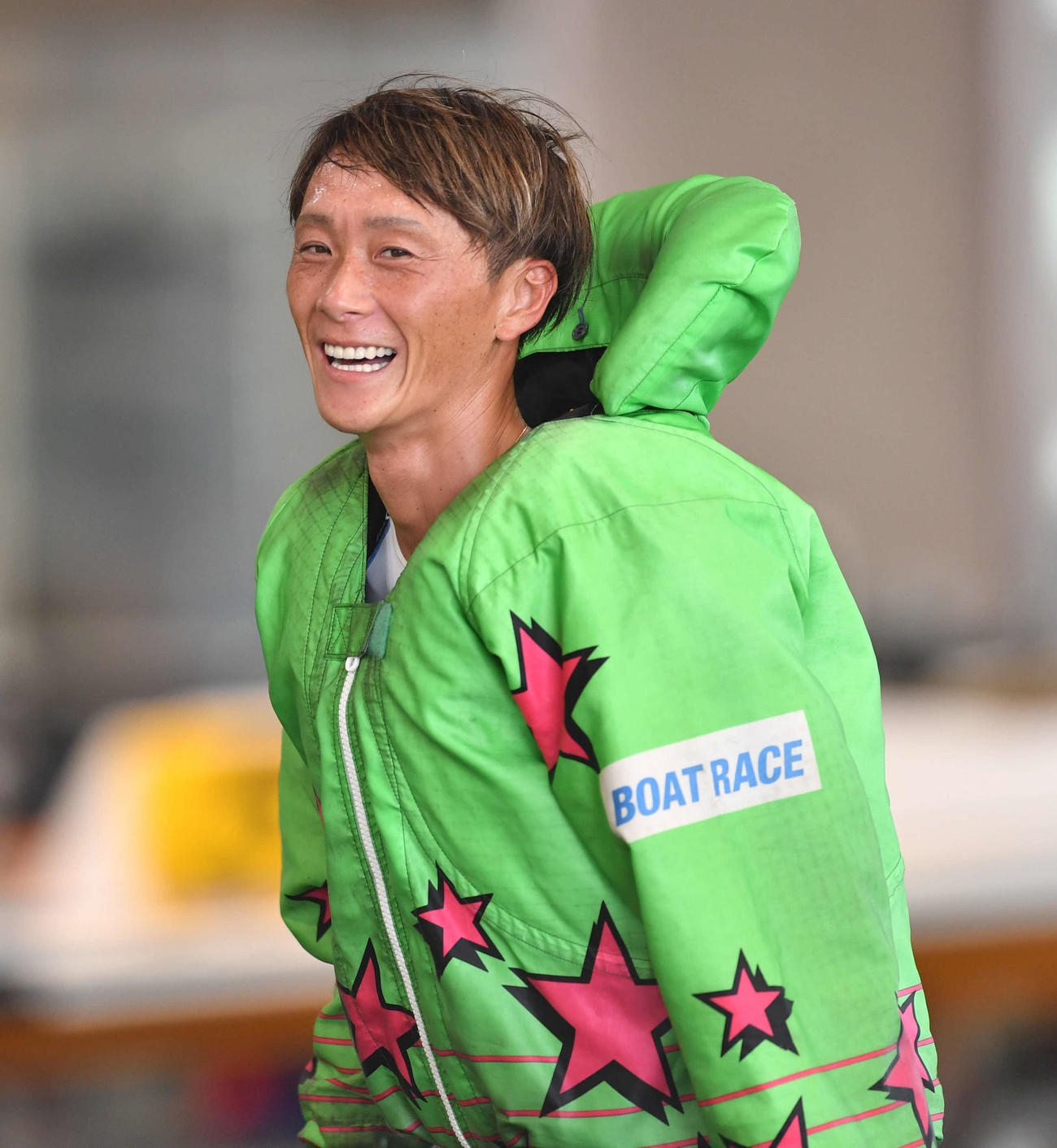 6Rをまくり差しで勝利し笑顔を見せる峰竜太（撮影・岩下翔太）