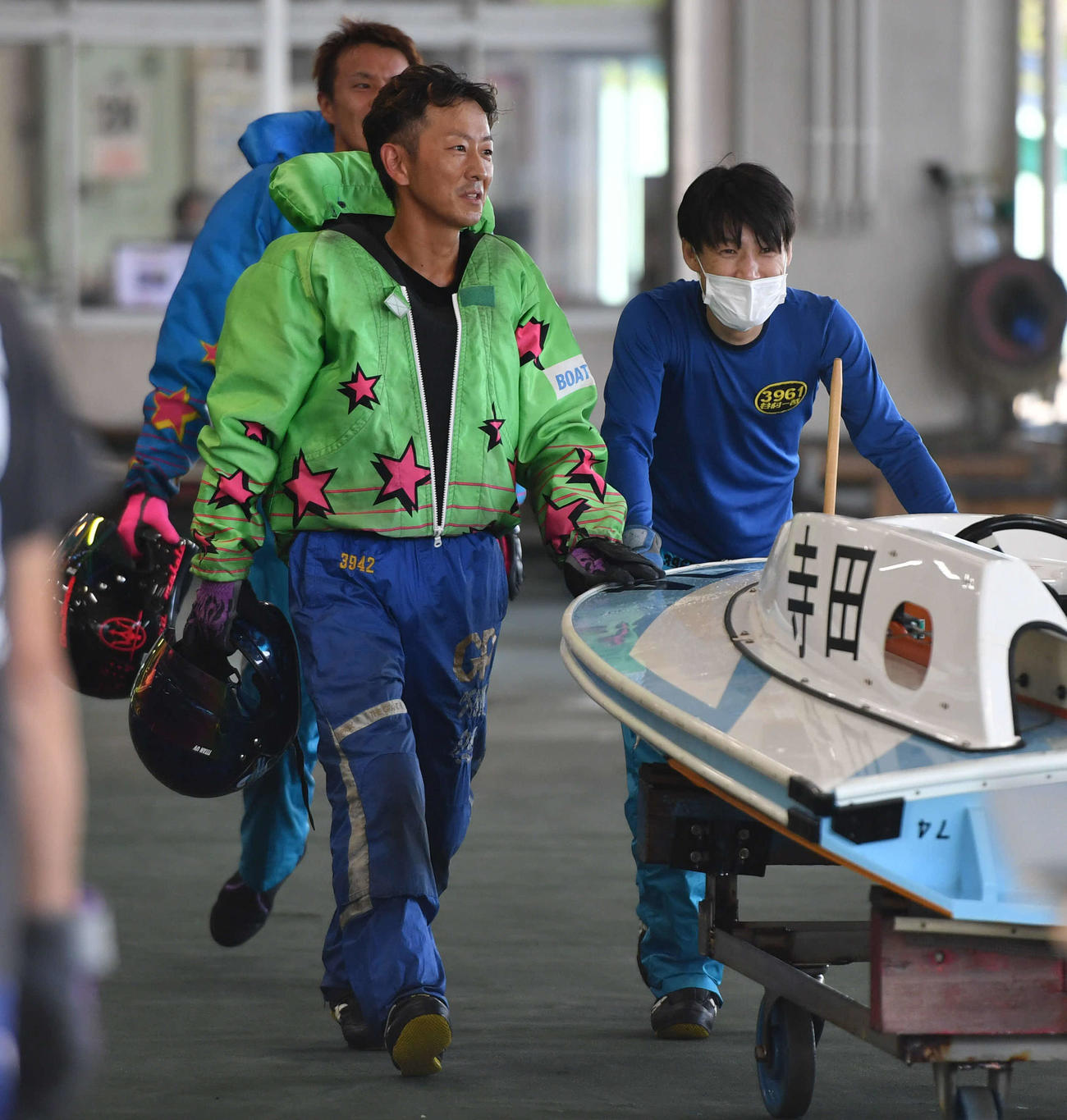レースを終え、谷村一哉（右）と話しながら引き揚げる寺田祥（撮影・岩下翔太）