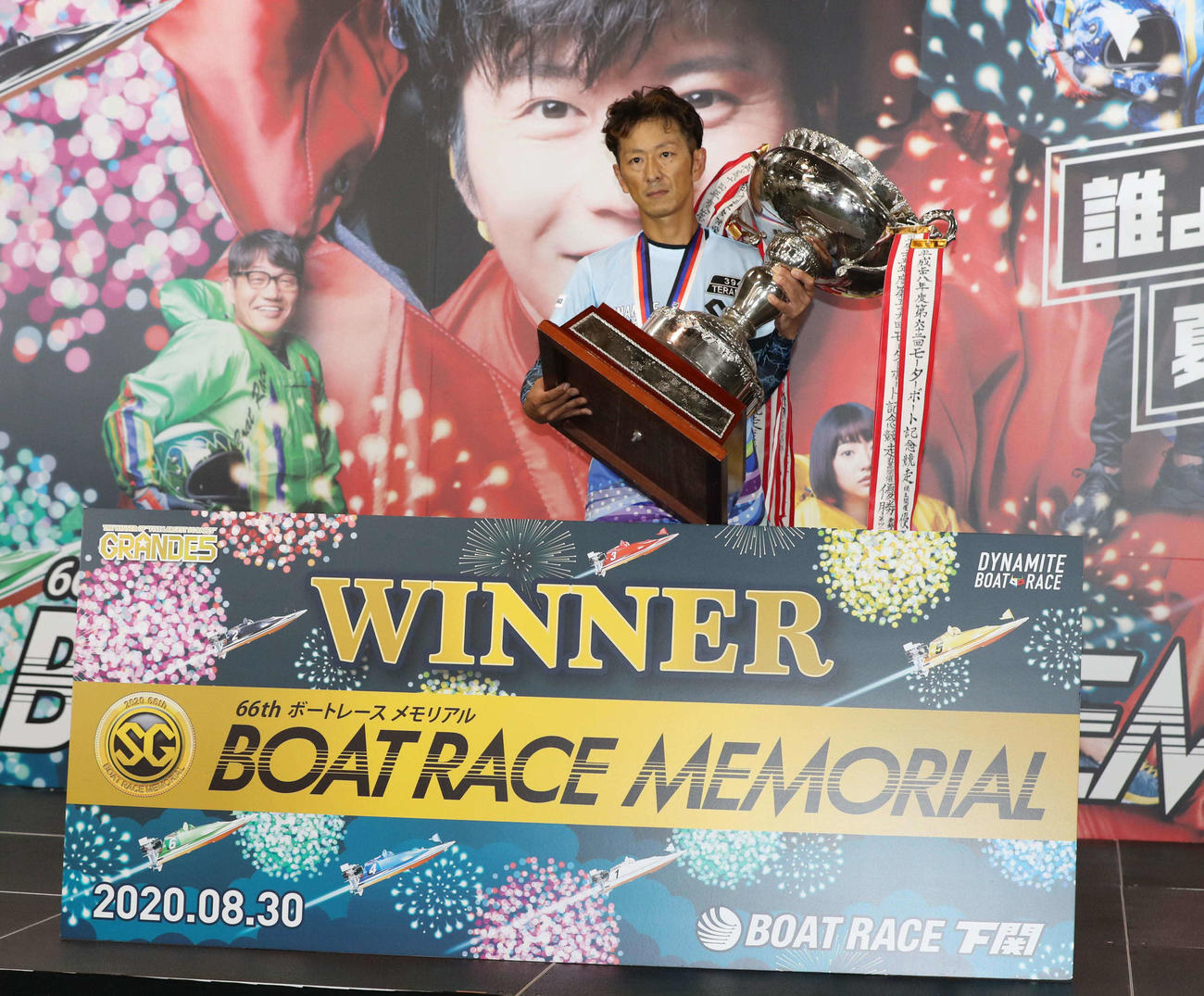 優勝カップを手にする寺田祥（代表撮影）