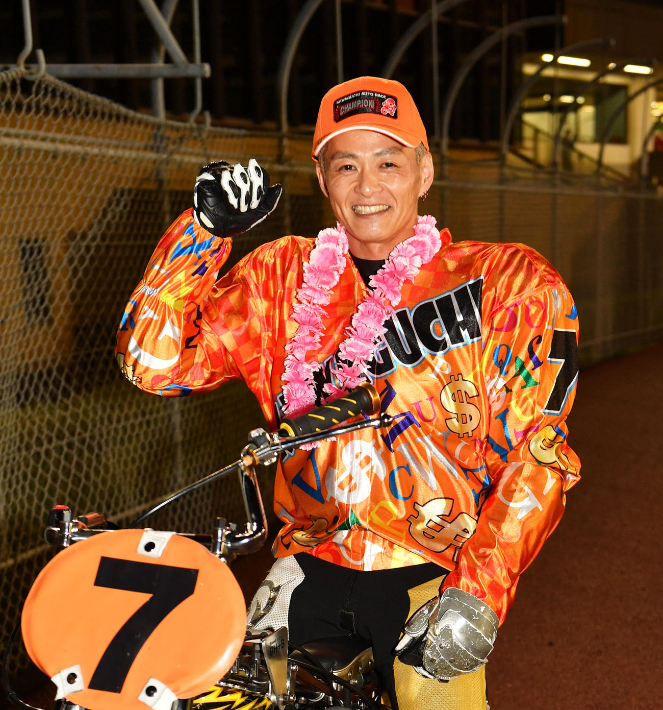 キューポラ杯を制してガッツポーズする早川清太郎（撮影・柴田隆二）