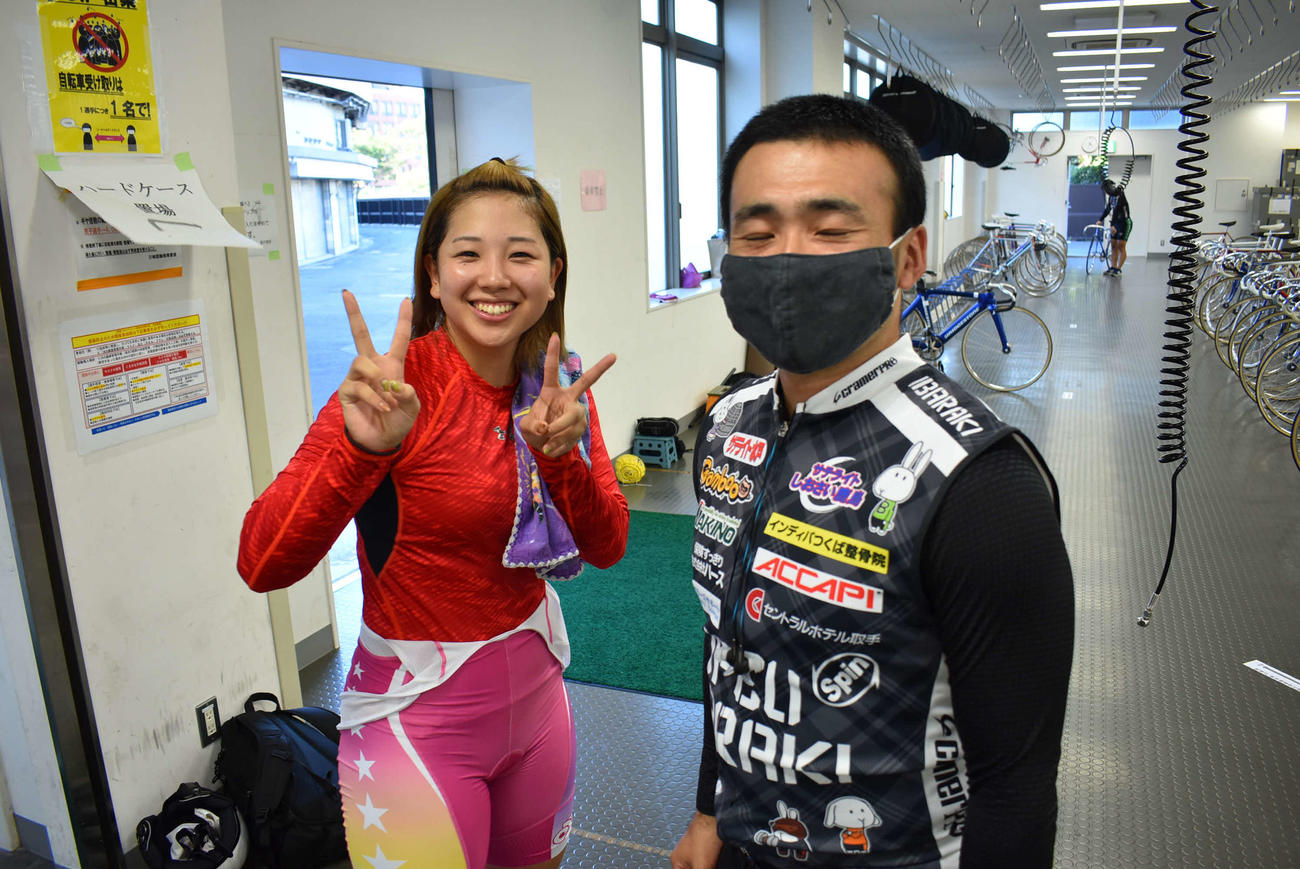 岩崎ゆみこは競走内容を先輩の山崎悟(右)に褒められニッコリ（撮影・松井律）