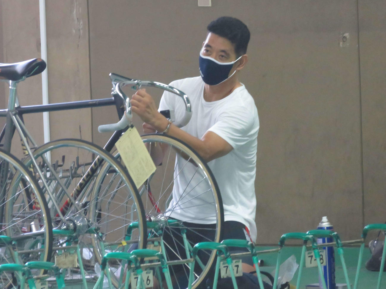 愛車を組み立てる神山雄一郎