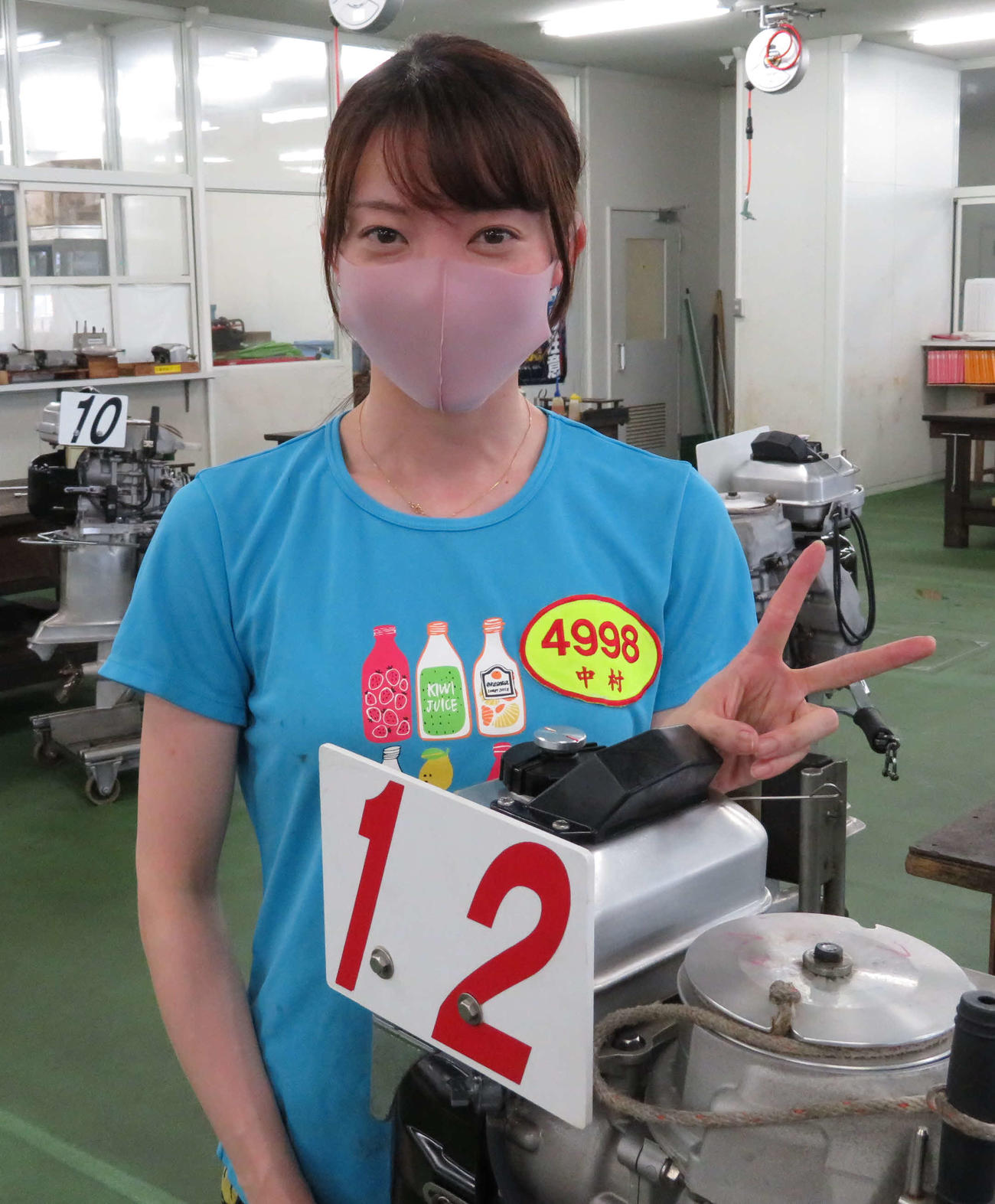 中村かなえが相棒の12号機と一緒にピースサイン（撮影・古村亮）