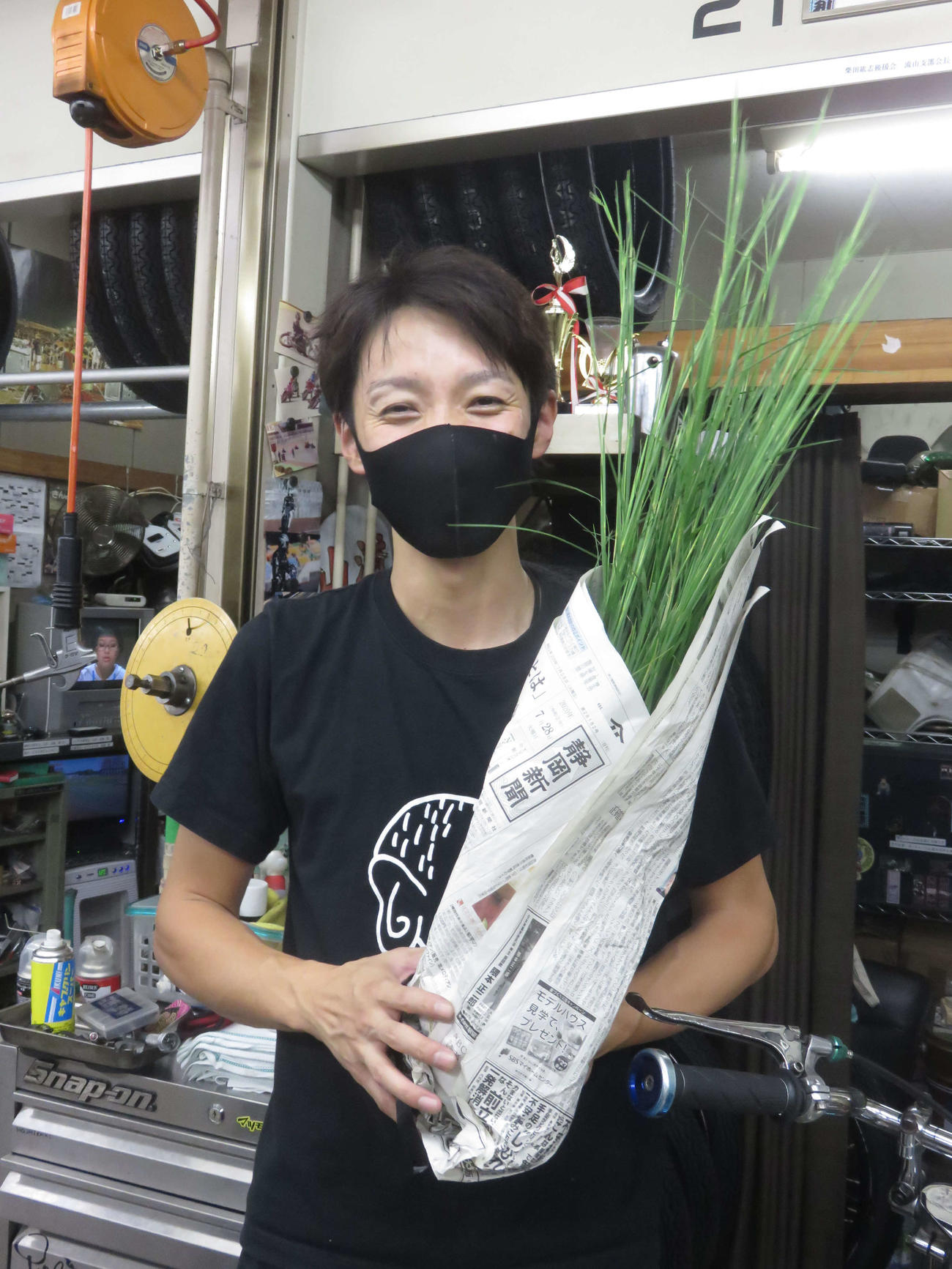 山浦博幸は誕生日プレゼント（？）を手に笑顔を見せる