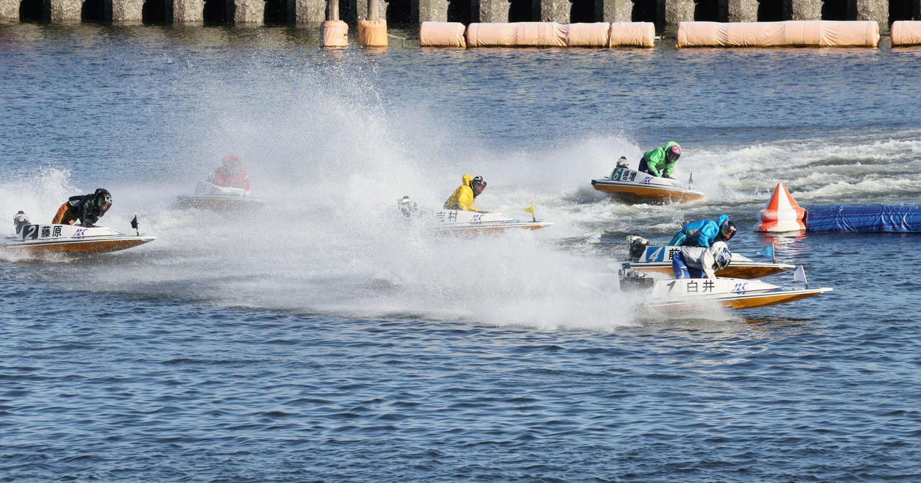 宮島ボート　G1宮島チャンピオンカップ準優　11R1周2マーク　1着1番白井英治、2着4番前本泰和、3着2番藤原啓史朗（撮影・加藤孝規）