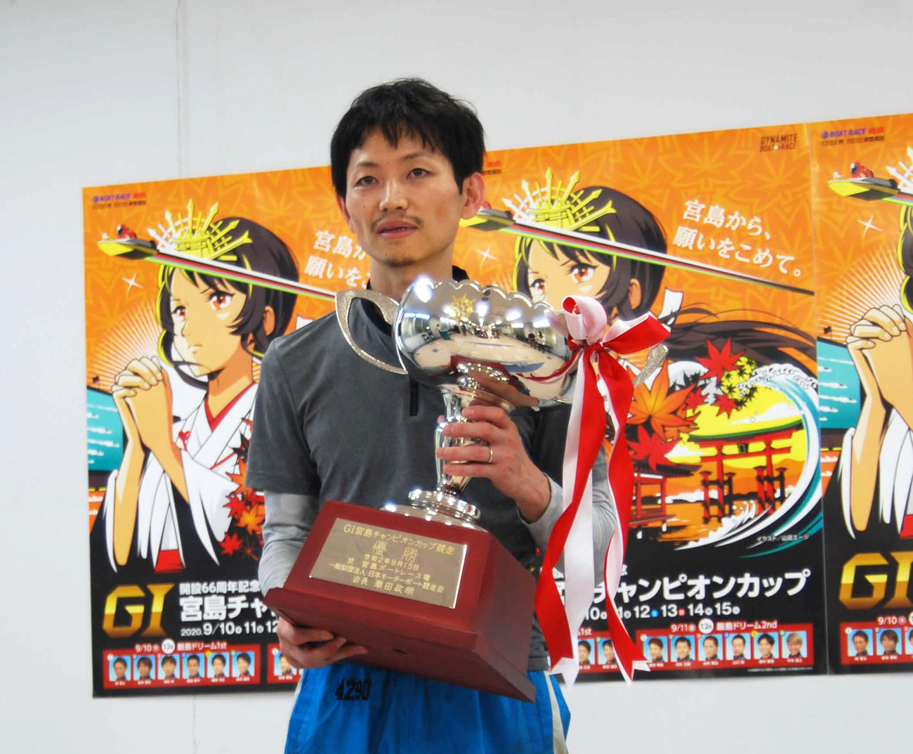 宮島周年を優勝カップを手にする稲田浩二（撮影・神田成史）