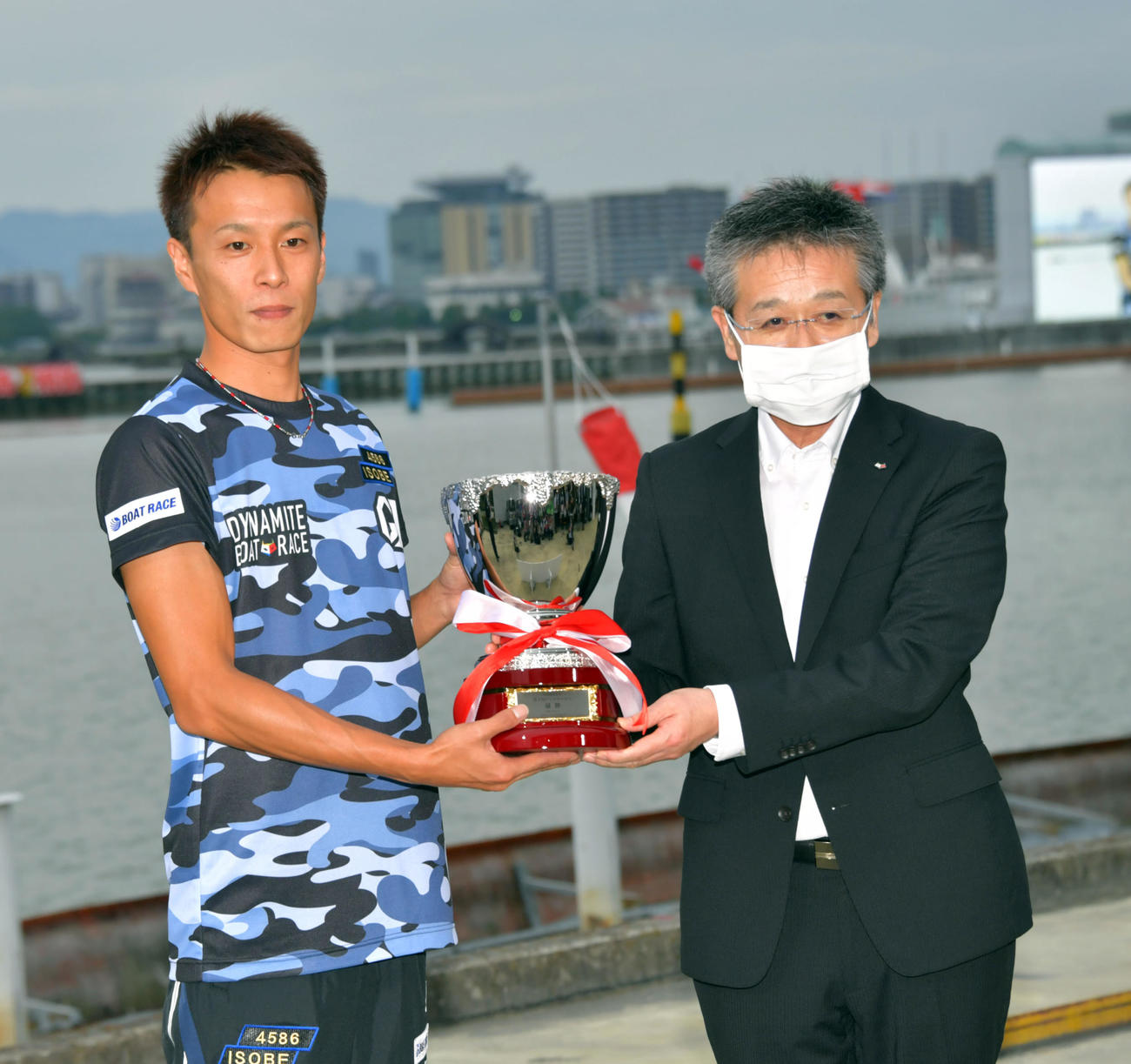 優勝杯を受けた磯部誠（左）（撮影・外山鉄司）