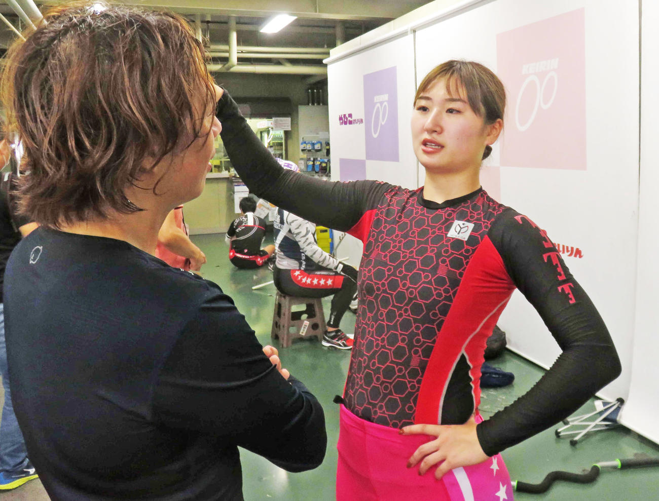 加瀬加奈子（左）とレースを振り返る加藤舞（撮影・栗田文人）