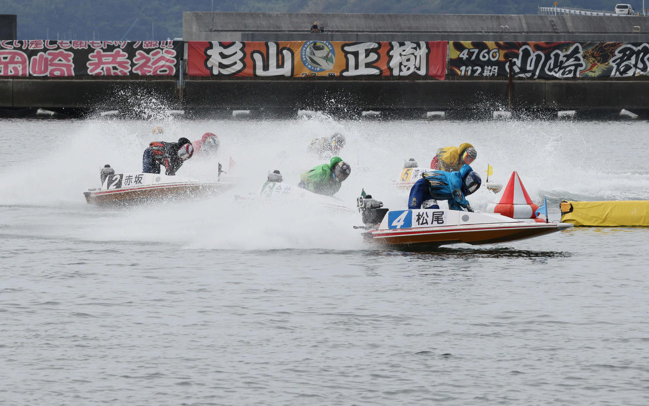 G1ダイヤモンドカップ初日　1R1周2マーク、1着4番松尾拓、2着2番赤坂俊輔，3着5番深谷知博（撮影・加藤孝規）