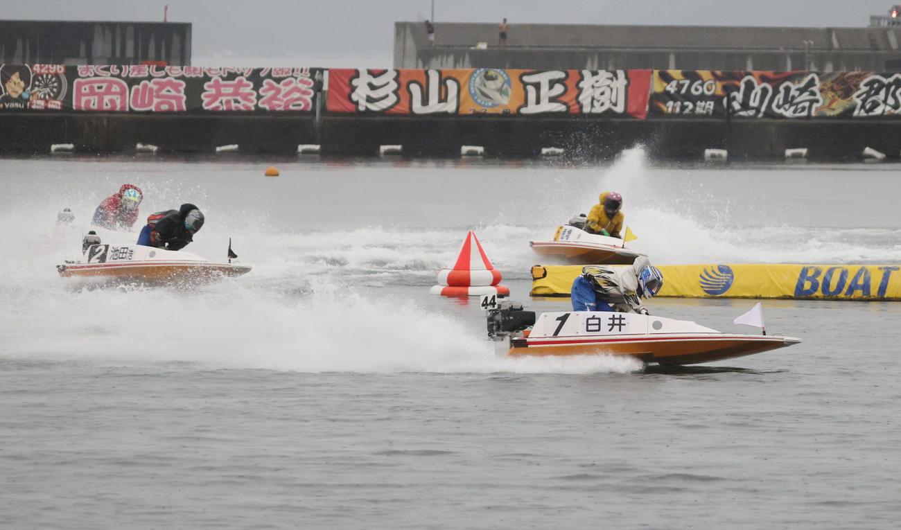 G1ダイヤモンドカップ2日目　12R1周2マーク、1着1番白井英治3897、2着2番池田浩二3941、3着4番篠崎仁志4477（撮影・加藤孝規）