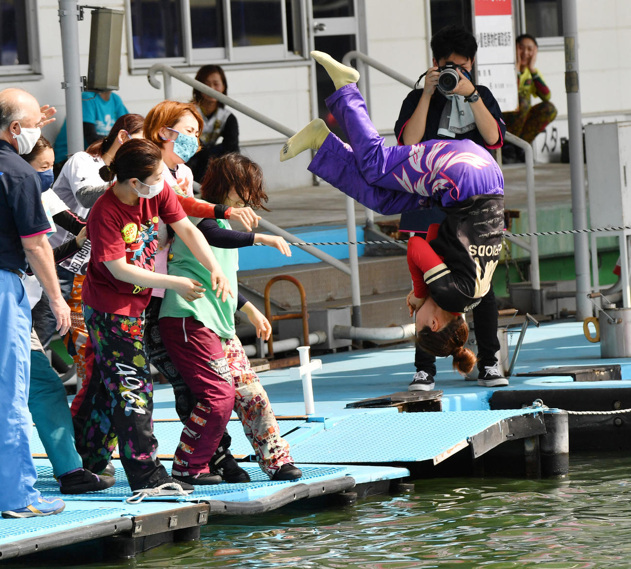 水神祭で投げ込まれる土屋南（2020年8月5日撮影）