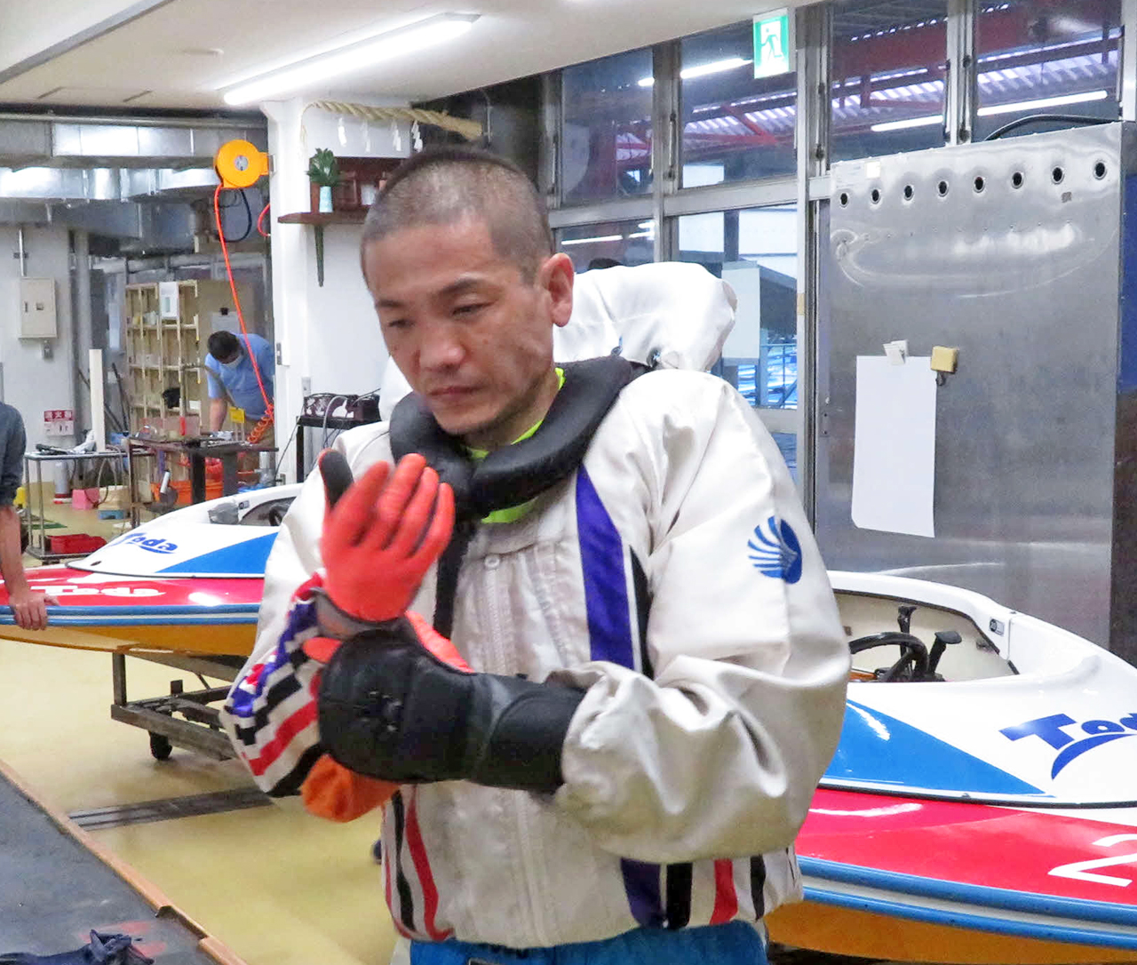 平田忠則は初日選抜戦で逃げるも足に不満で険しい表情（撮影・古村亮）