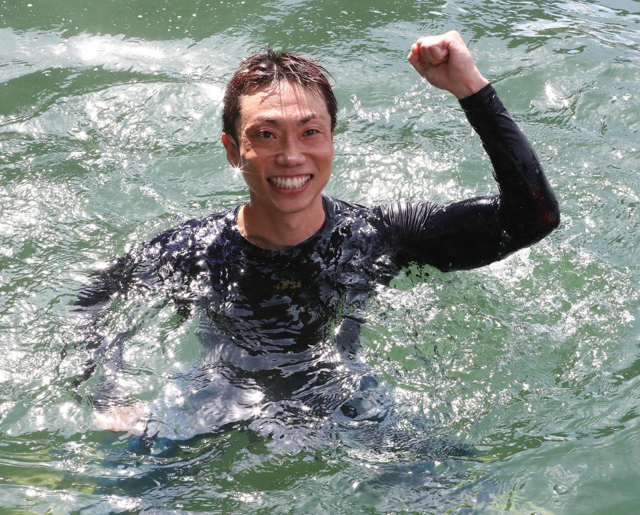 1Rで1着となった池田剛規則は水神祭でガッツポーズ（撮影・梅根麻紀）