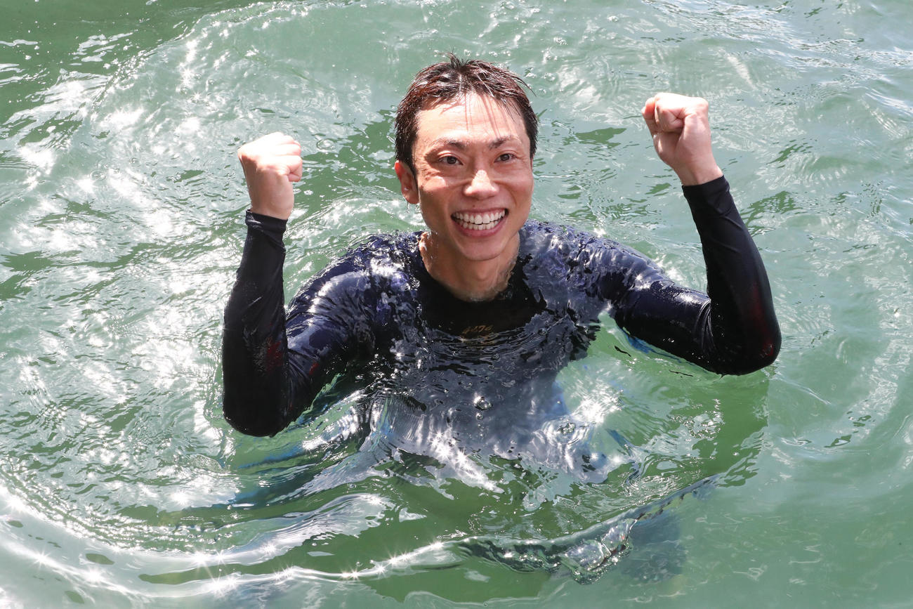 1Rで1着となった池田剛規則は水神祭を挙げガッツポーズ（撮影・梅根麻紀）