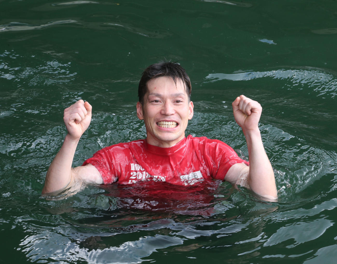 2Rで1着となった抹香雄三は水神祭でガッツポーズ（撮影・梅根麻紀）