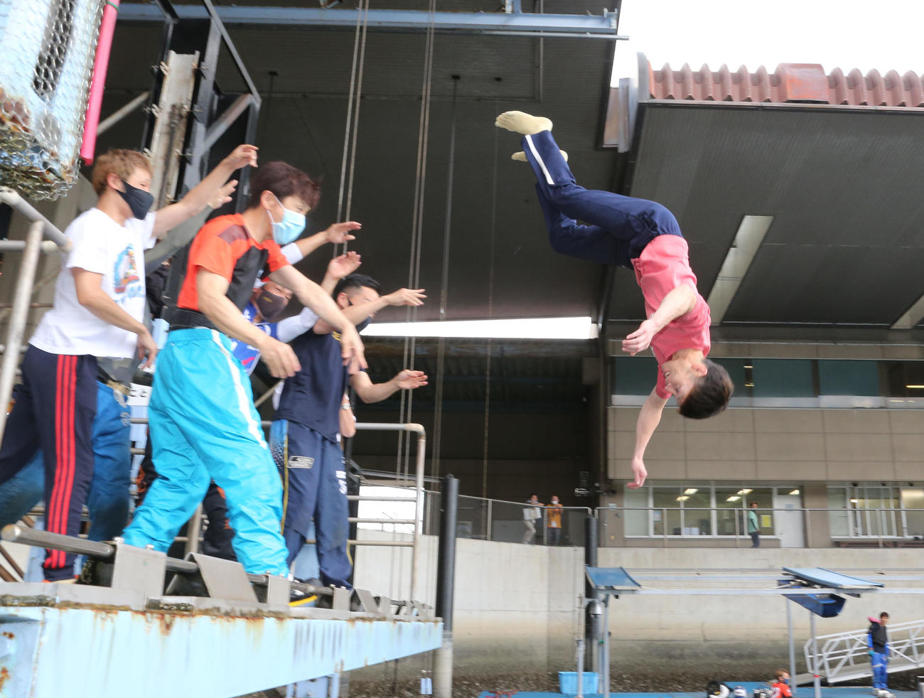 2Rで1着となった抹香雄三は水神祭で祝福される（撮影・梅根麻紀）