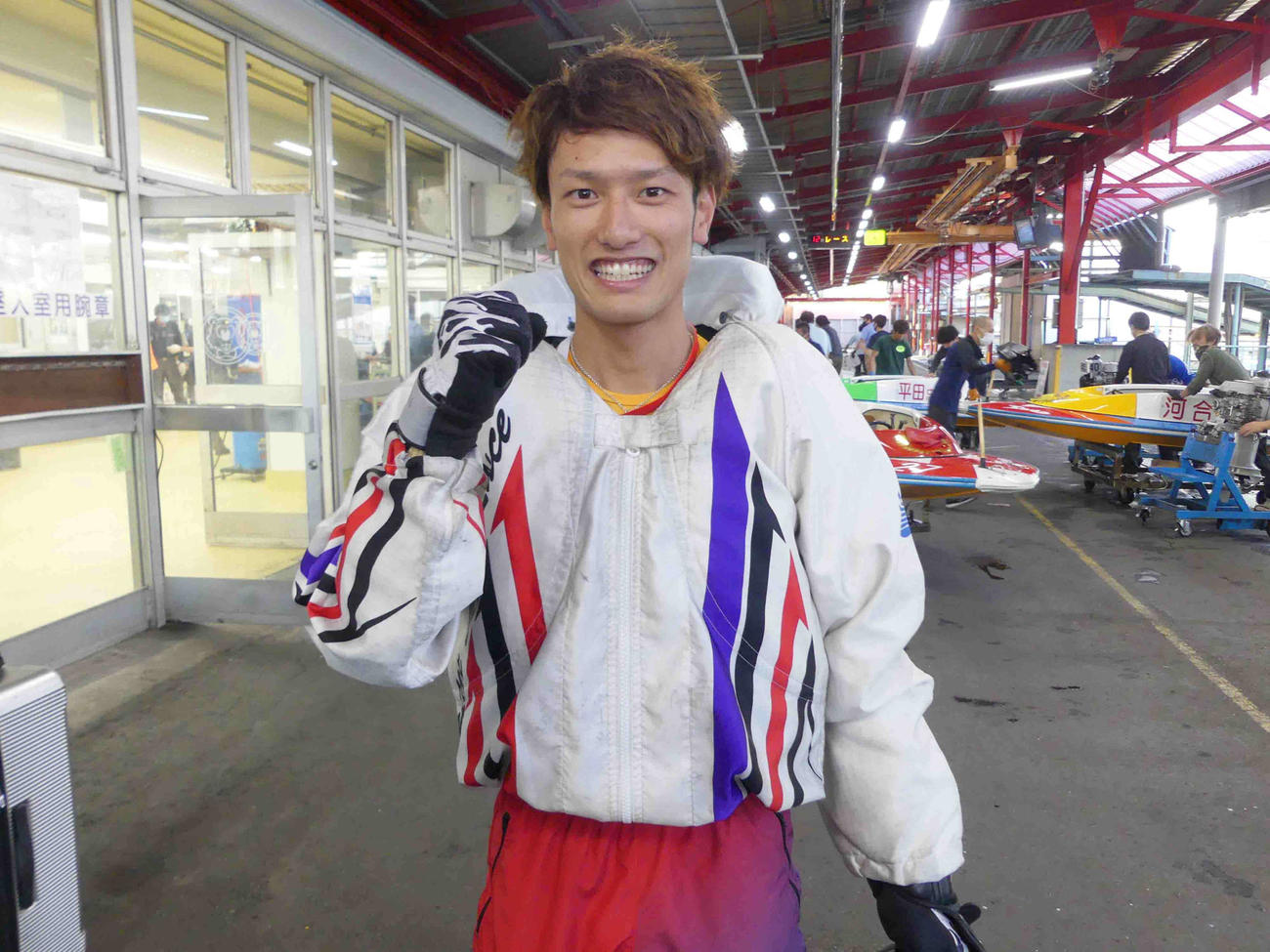 ピットへ引き上げてきたばかりの安河内健。優勝の味を噛みしめながら笑顔でガッツポーズ