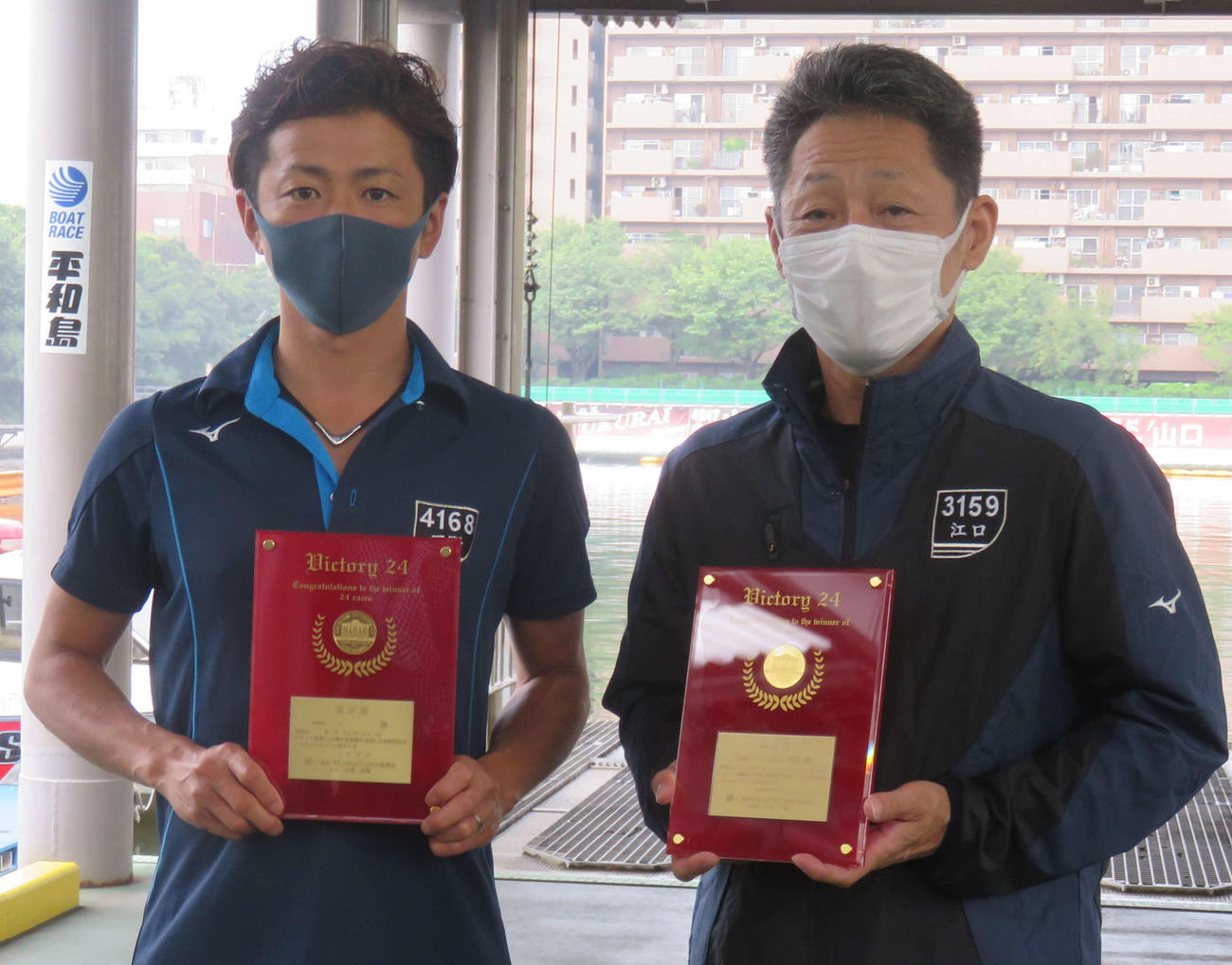 全国24場制覇達成を表彰された江口晃生（右）と石野貴之
